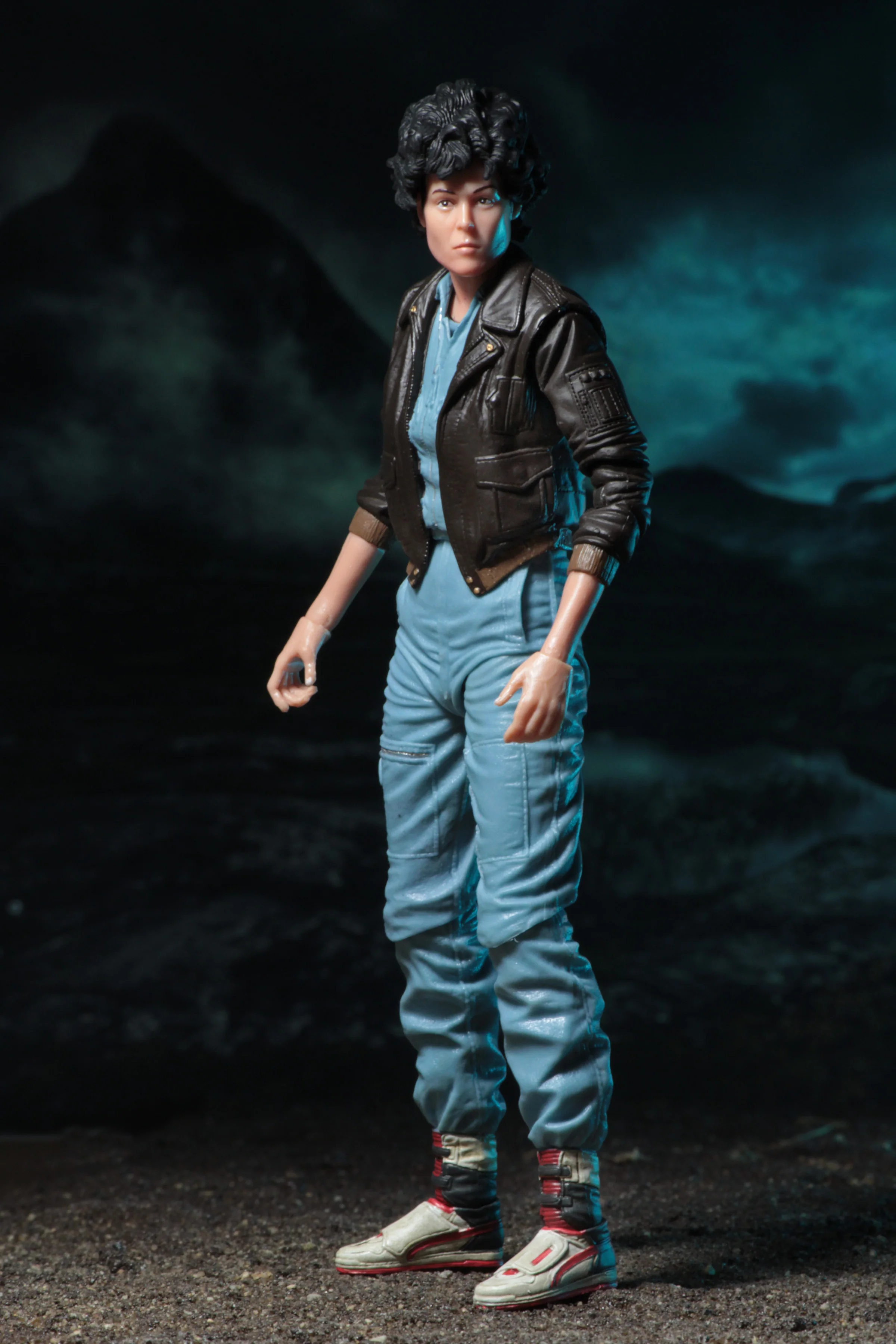 Aliens - Series 12 - Ripley 7" Scale Action Figure (Bomber Jacket Version) - Image 6