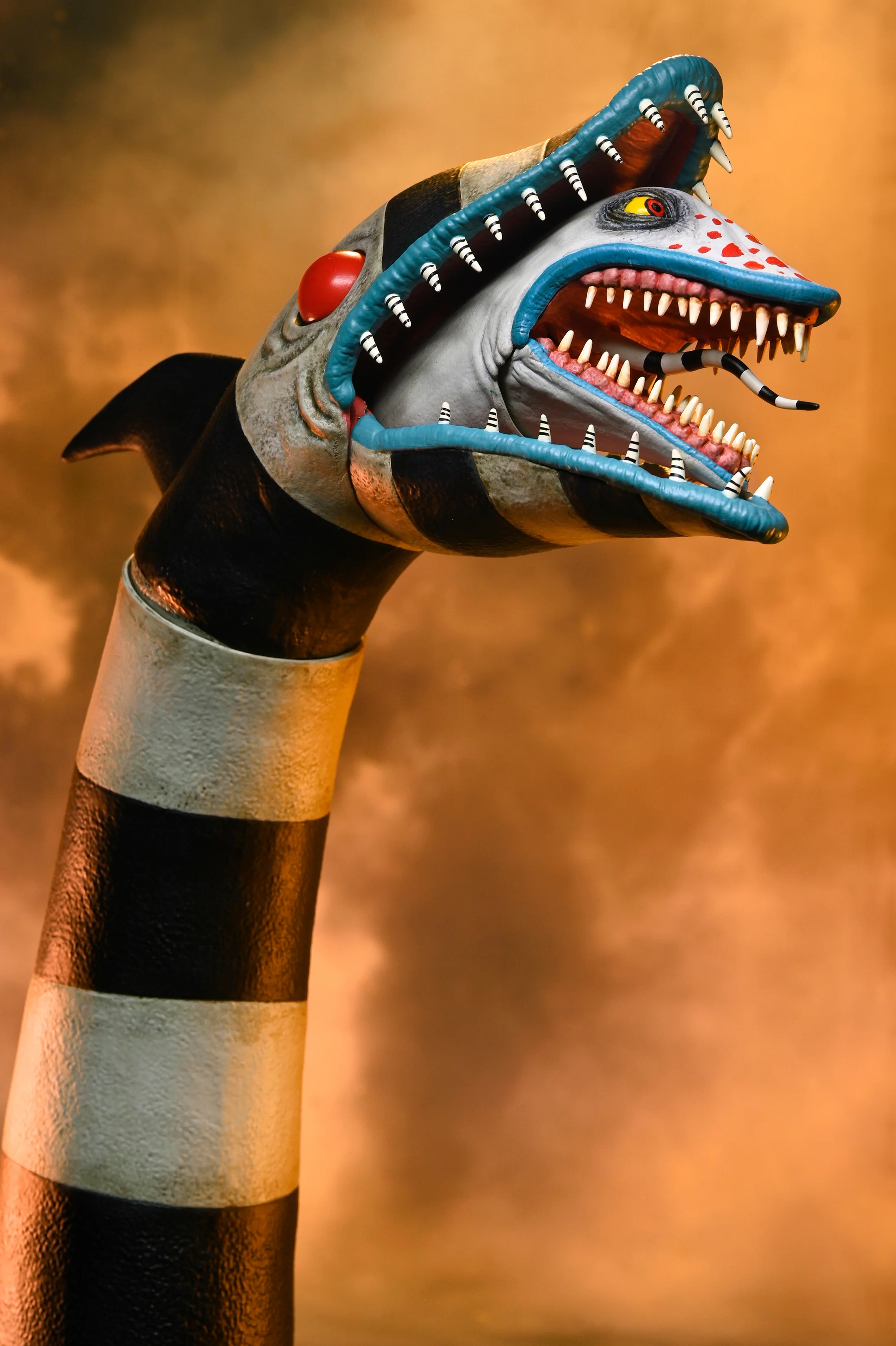 Beetlejuice Beetlejuice - Ultimate Matador Beetlejuice & Sandworm 7" Scale Action Figure 2-Pack - Image 9