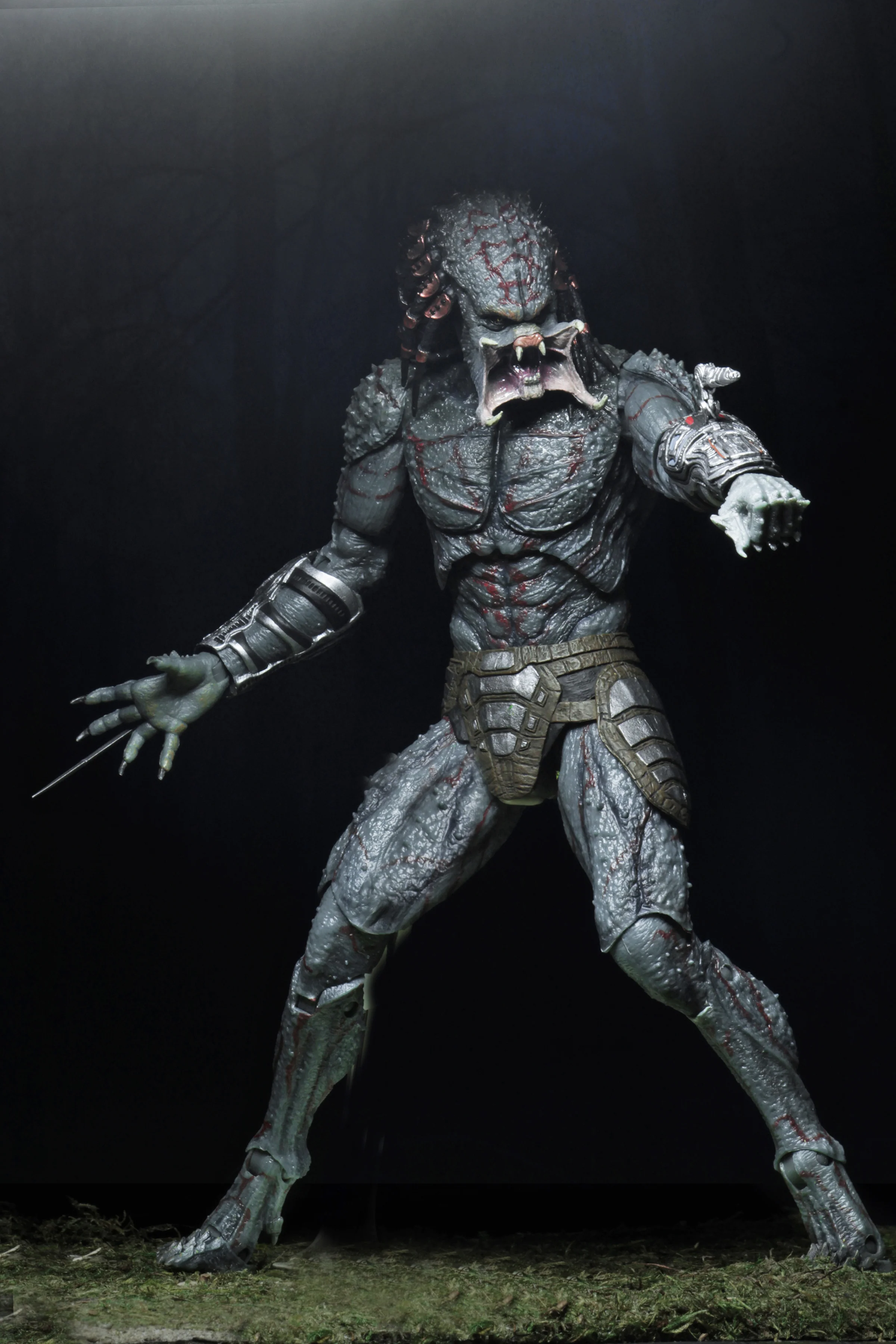 Predator (2018) - Deluxe Armored Assassin Predator 7" Scale Action Figure (12" Figure) - Image 3