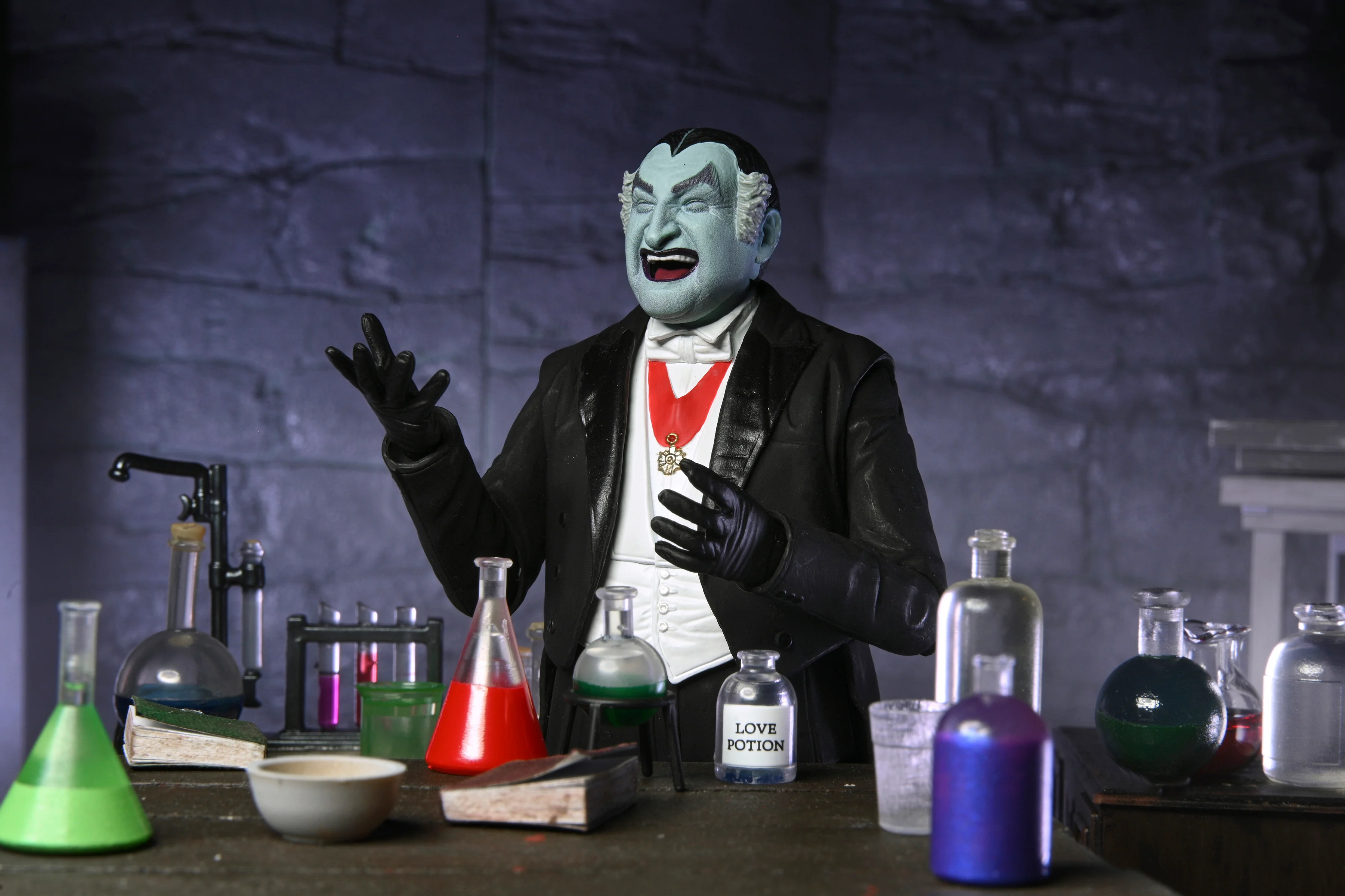 The Munsters (TV Series) - Ultimate Grandpa Munster 7” Scale Action Figure - Image 7