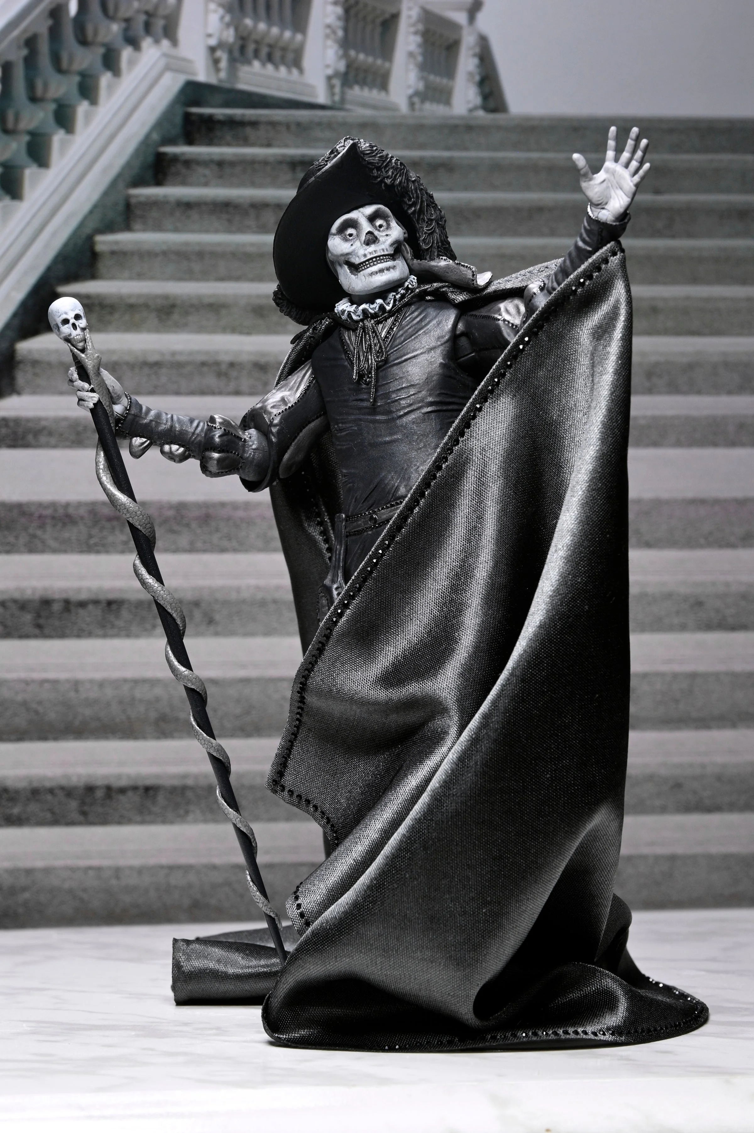 The Phantom of the Opera (1925) - Phantom of the Opera "Masque of the Red Death" 7" Scale Action Figure (Black & White) - Image 10
