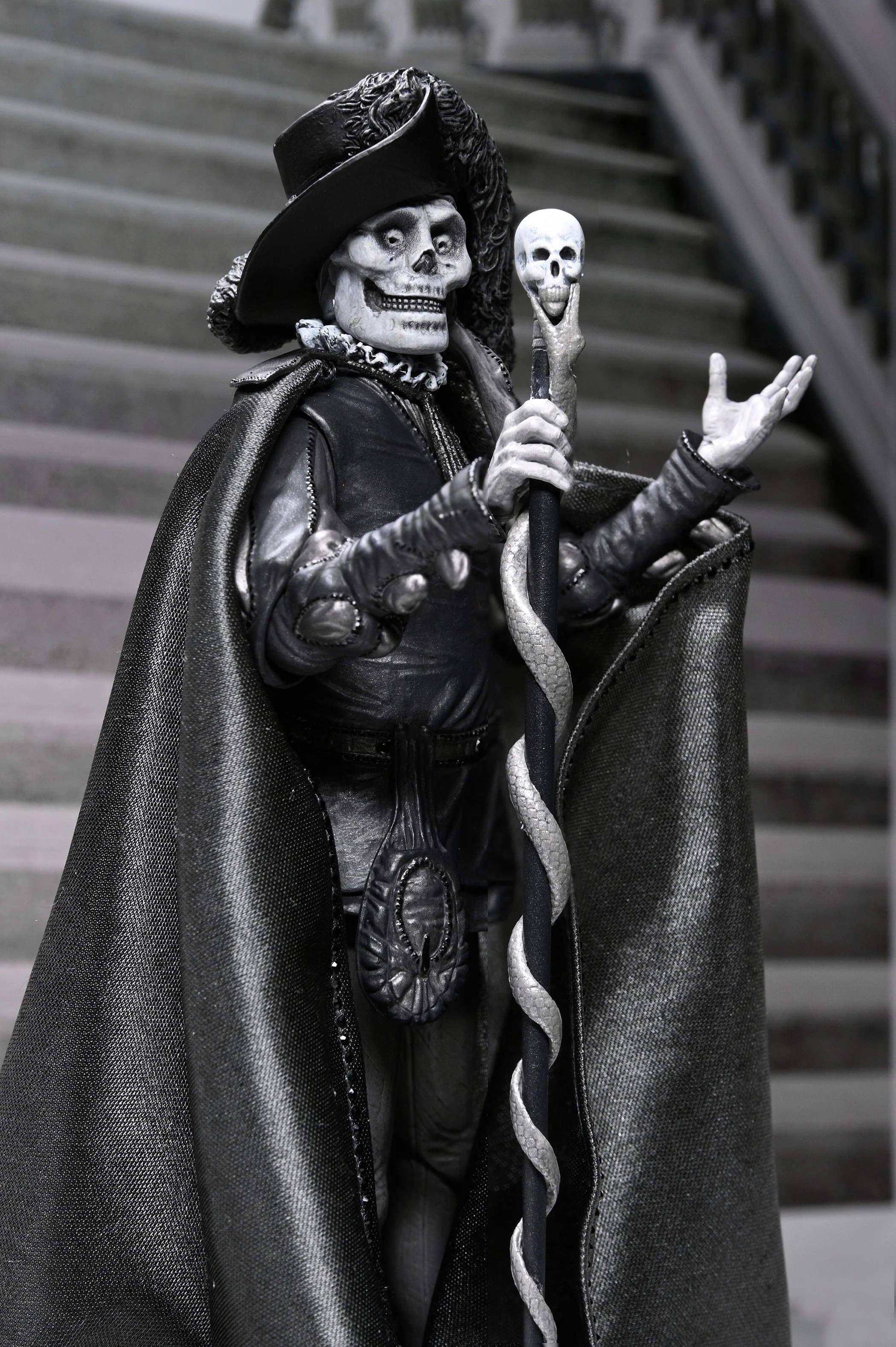 The Phantom of the Opera (1925) - Phantom of the Opera "Masque of the Red Death" 7" Scale Action Figure (Black & White) - Image 5
