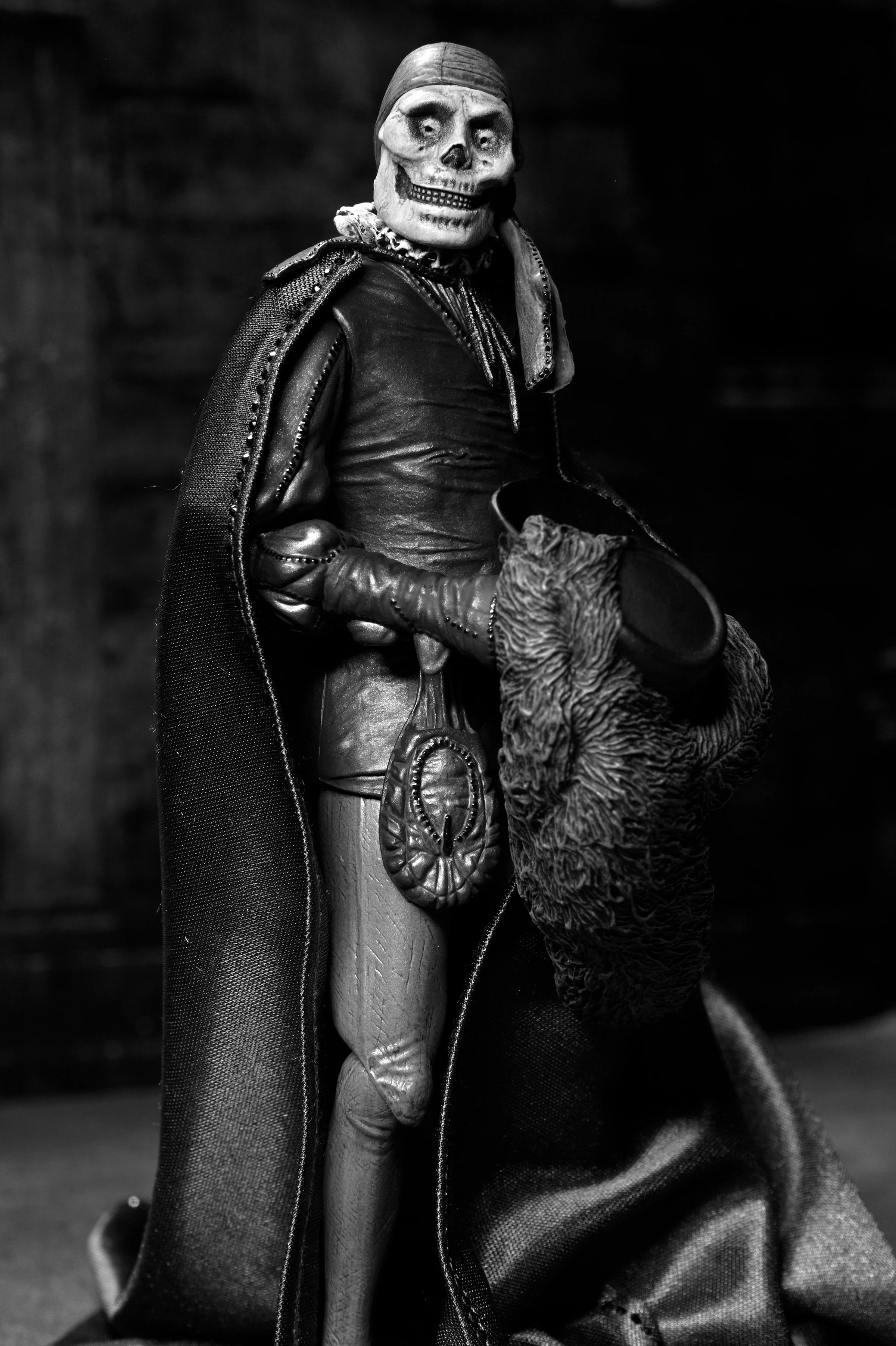 The Phantom of the Opera (1925) - Phantom of the Opera "Masque of the Red Death" 7" Scale Action Figure (Black & White) - Image 7