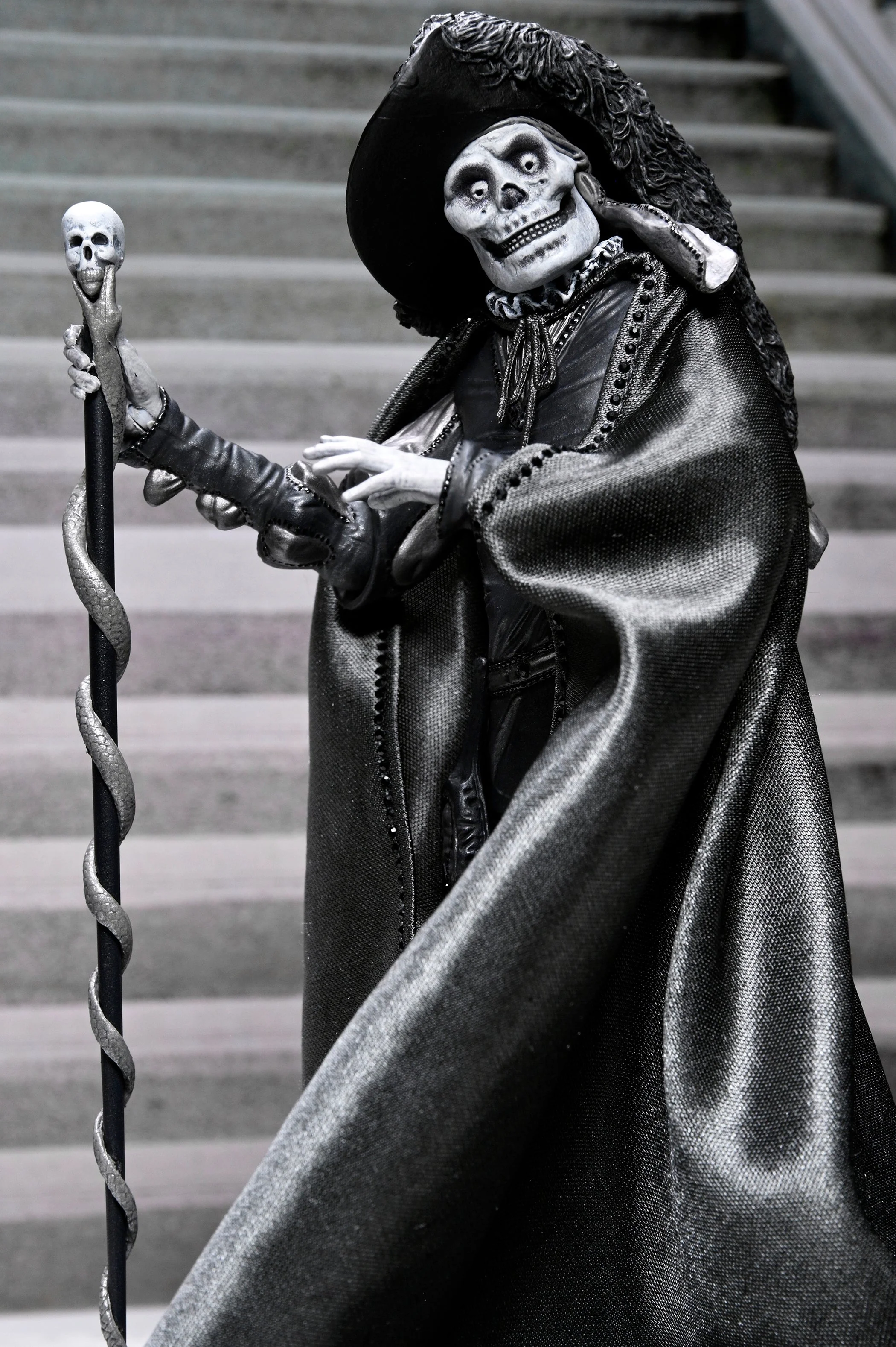 The Phantom of the Opera (1925) - Phantom of the Opera "Masque of the Red Death" 7" Scale Action Figure (Black & White) - Image 8