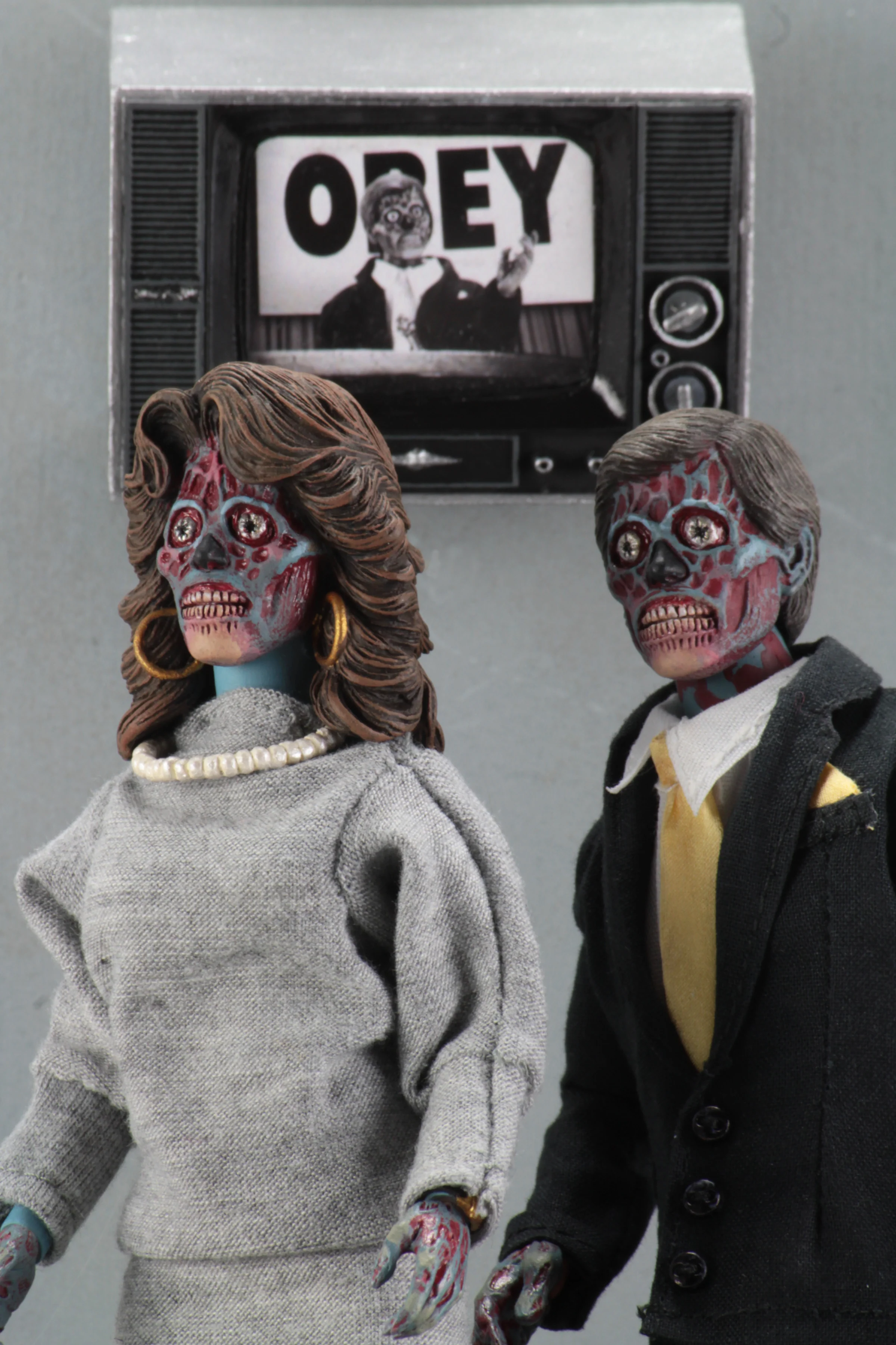 They Live - 8" Clothed Action Figures (Alien 2-Pack) - Image 2