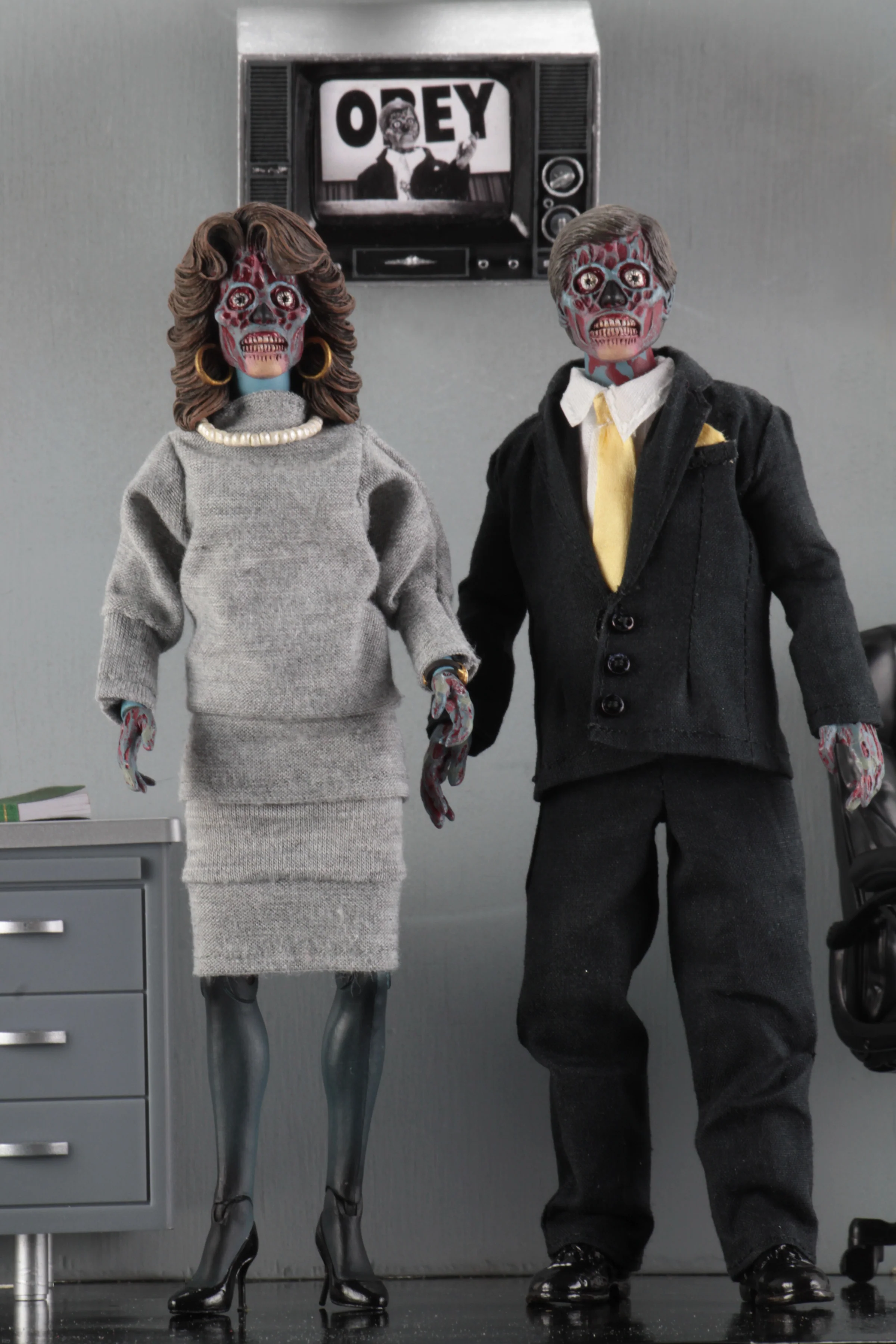 They Live - 8" Clothed Action Figures (Alien 2-Pack) - Image 3