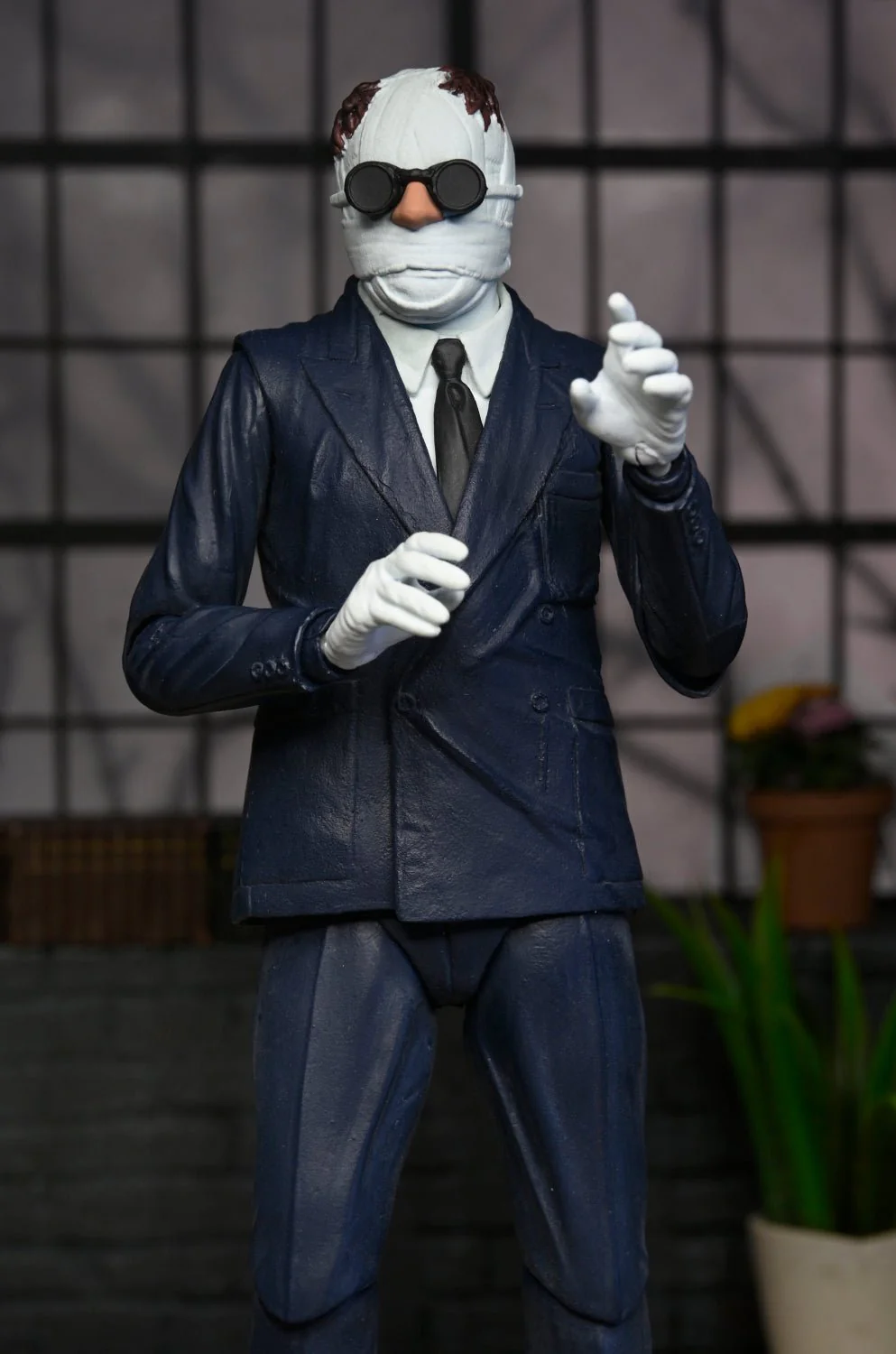 Universal Monsters – Glow-in-the-Dark Retro Invisible Man 7” Scale Action Figure (2024 Con Exclusive) - Image 2