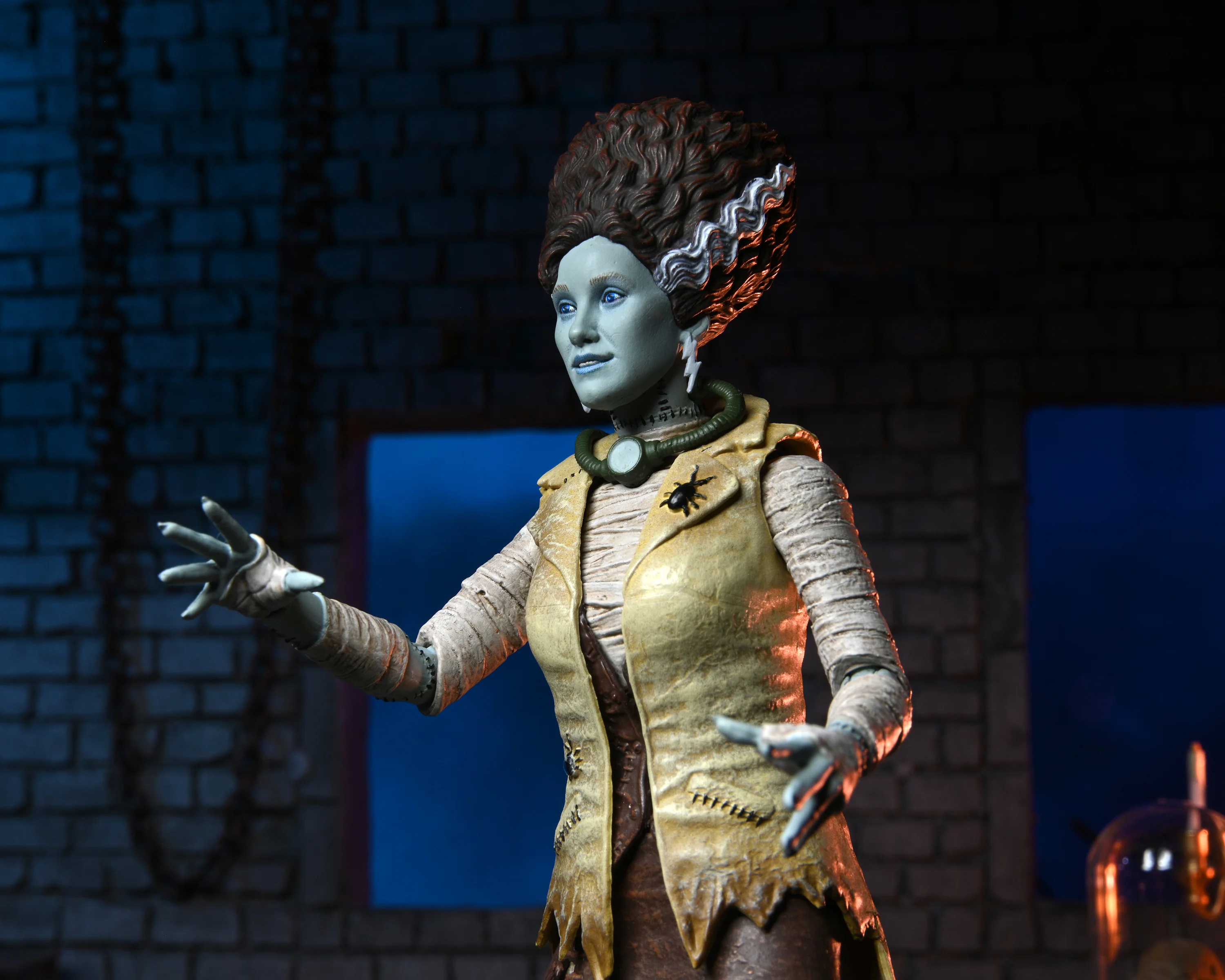 Universal Monsters x Teenage Mutant Ninja Turtles - April as The Bride of Frankenstein 7” Scale Action Figure - Image 11