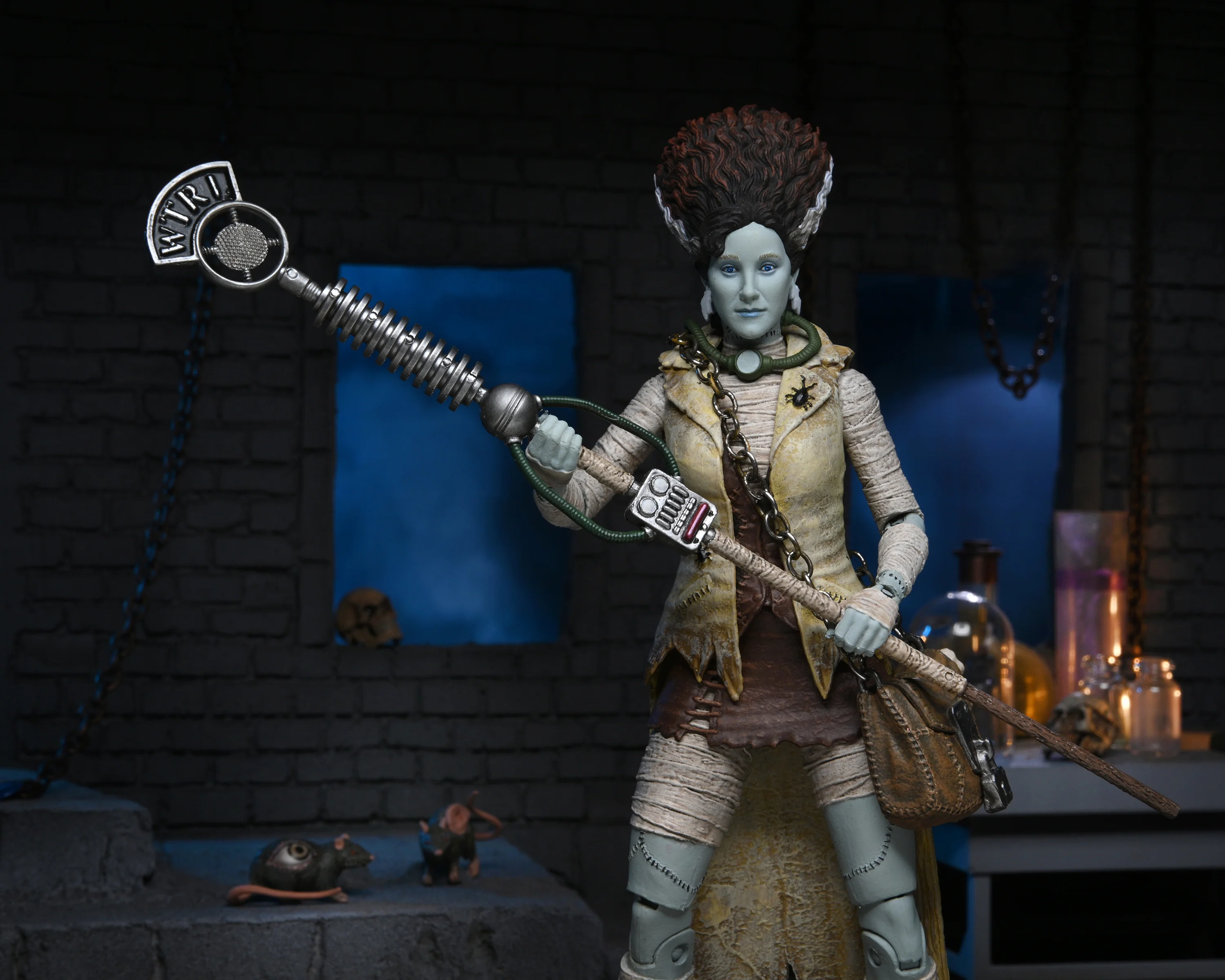 Universal Monsters x Teenage Mutant Ninja Turtles - April as The Bride of Frankenstein 7” Scale Action Figure - Image 13