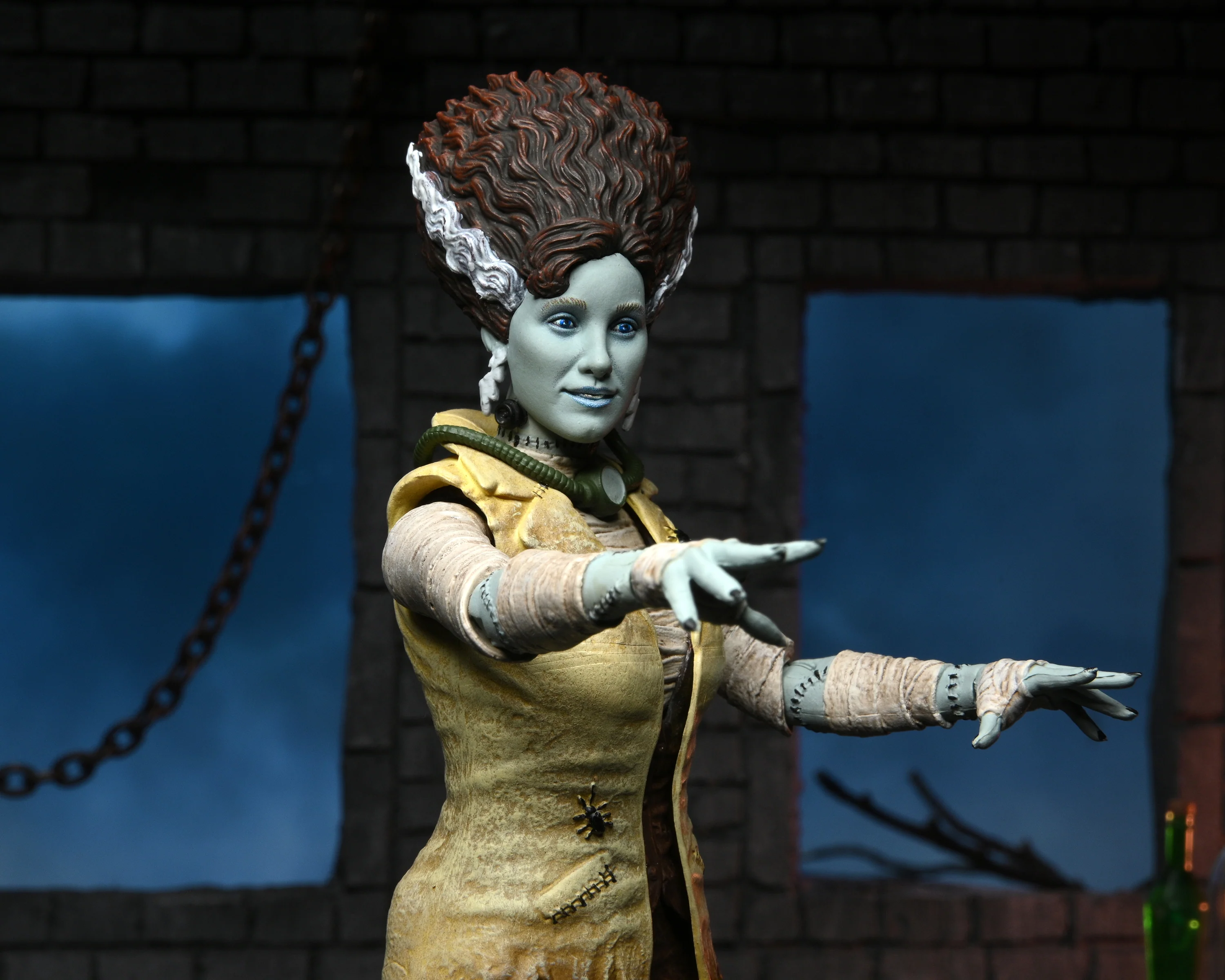 Universal Monsters x Teenage Mutant Ninja Turtles - April as The Bride of Frankenstein 7” Scale Action Figure - Image 14