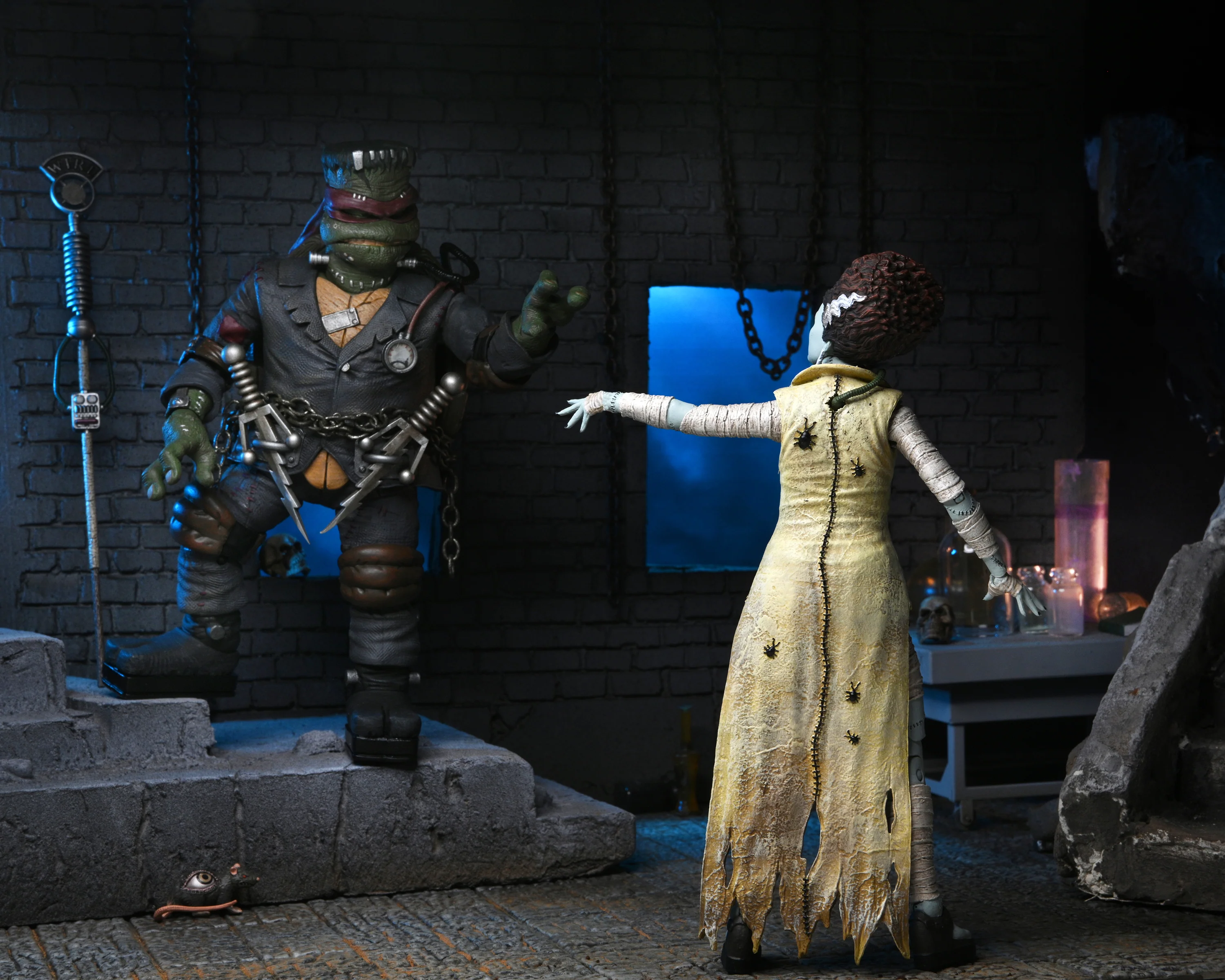 Universal Monsters x Teenage Mutant Ninja Turtles - April as The Bride of Frankenstein 7” Scale Action Figure - Image 15