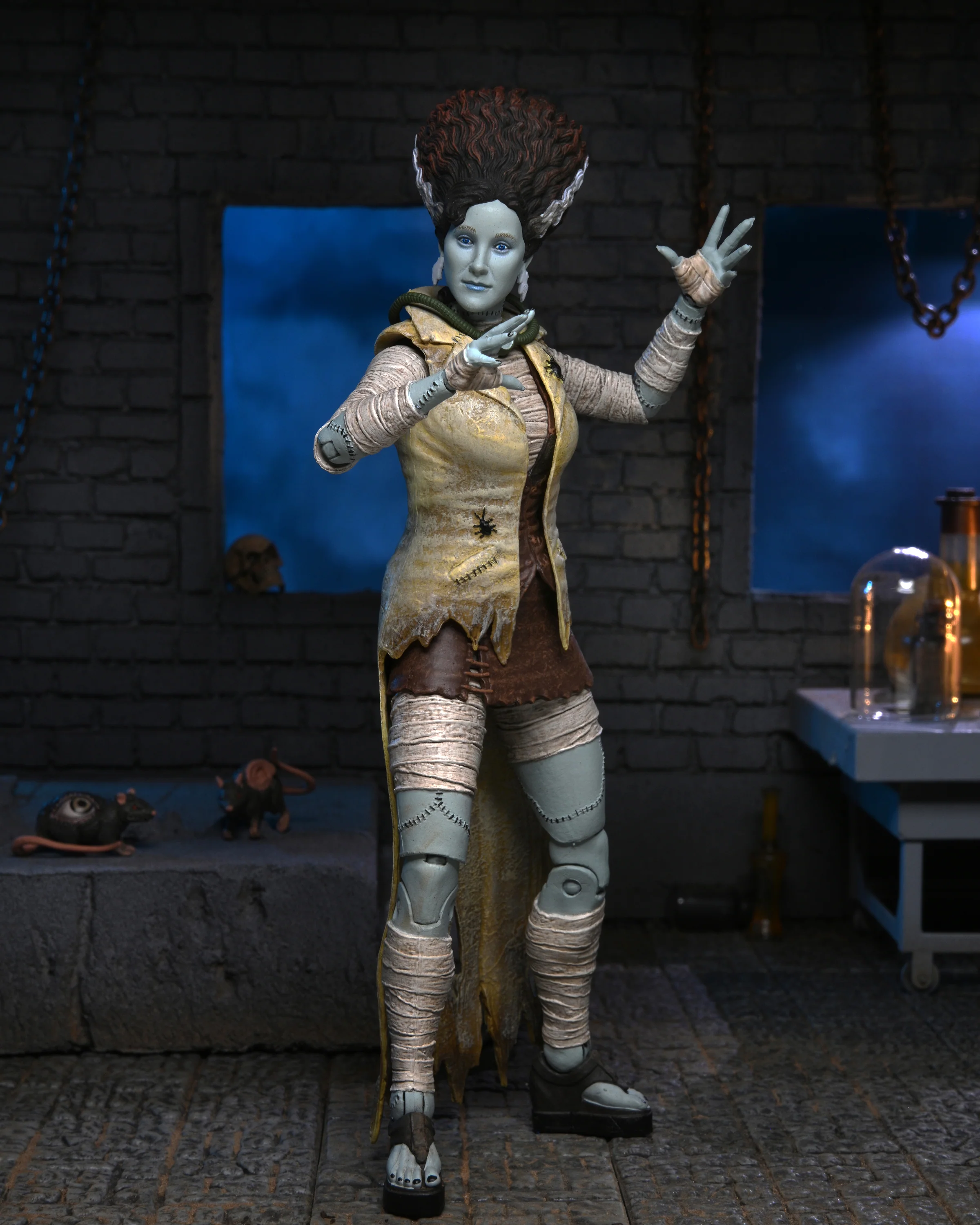Universal Monsters x Teenage Mutant Ninja Turtles - April as The Bride of Frankenstein 7” Scale Action Figure - Image 4