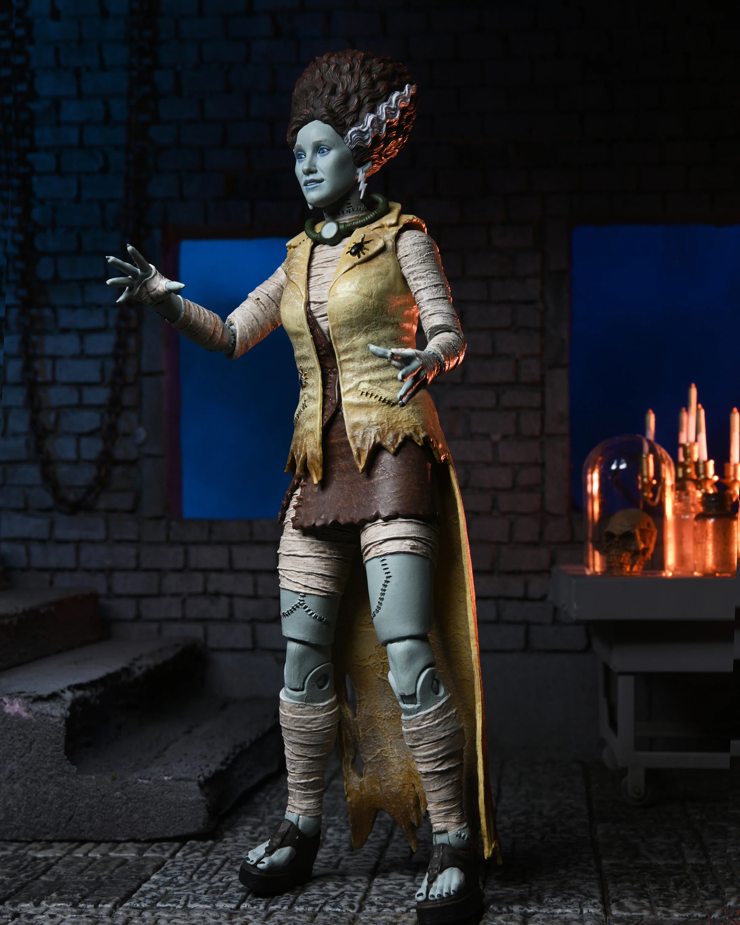 Universal Monsters x Teenage Mutant Ninja Turtles - April as The Bride of Frankenstein 7” Scale Action Figure - Image 6