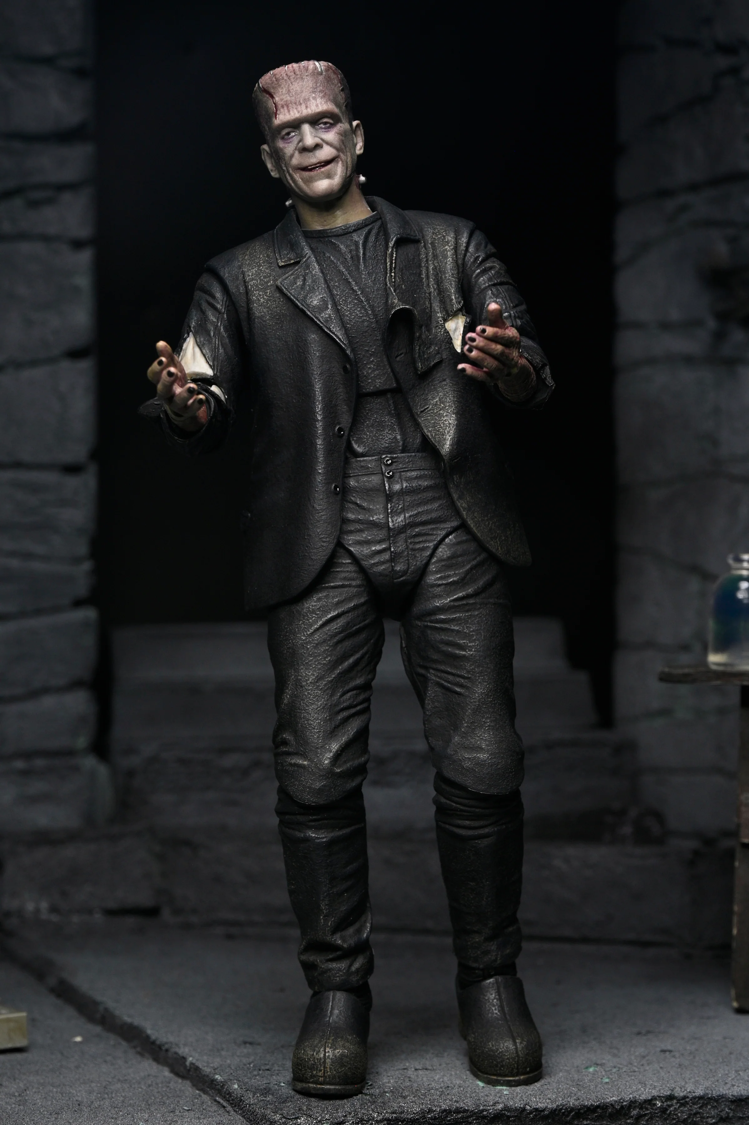 Universal Monsters - The Bride of Frankenstein 90th Anniversary The Monster and His Bride 7” Scale Action Figure 2-Pack (PRE-ORDER) - Image 7