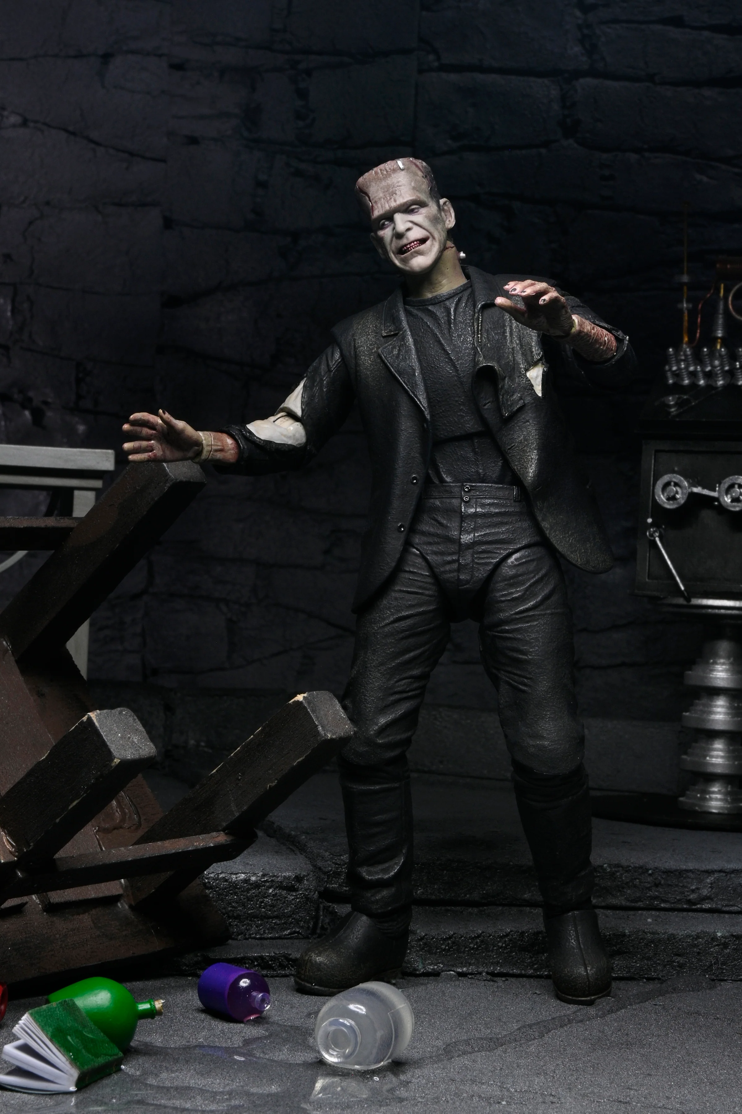 Universal Monsters - The Bride of Frankenstein 90th Anniversary The Monster and His Bride 7” Scale Action Figure 2-Pack (PRE-ORDER) - Image 9