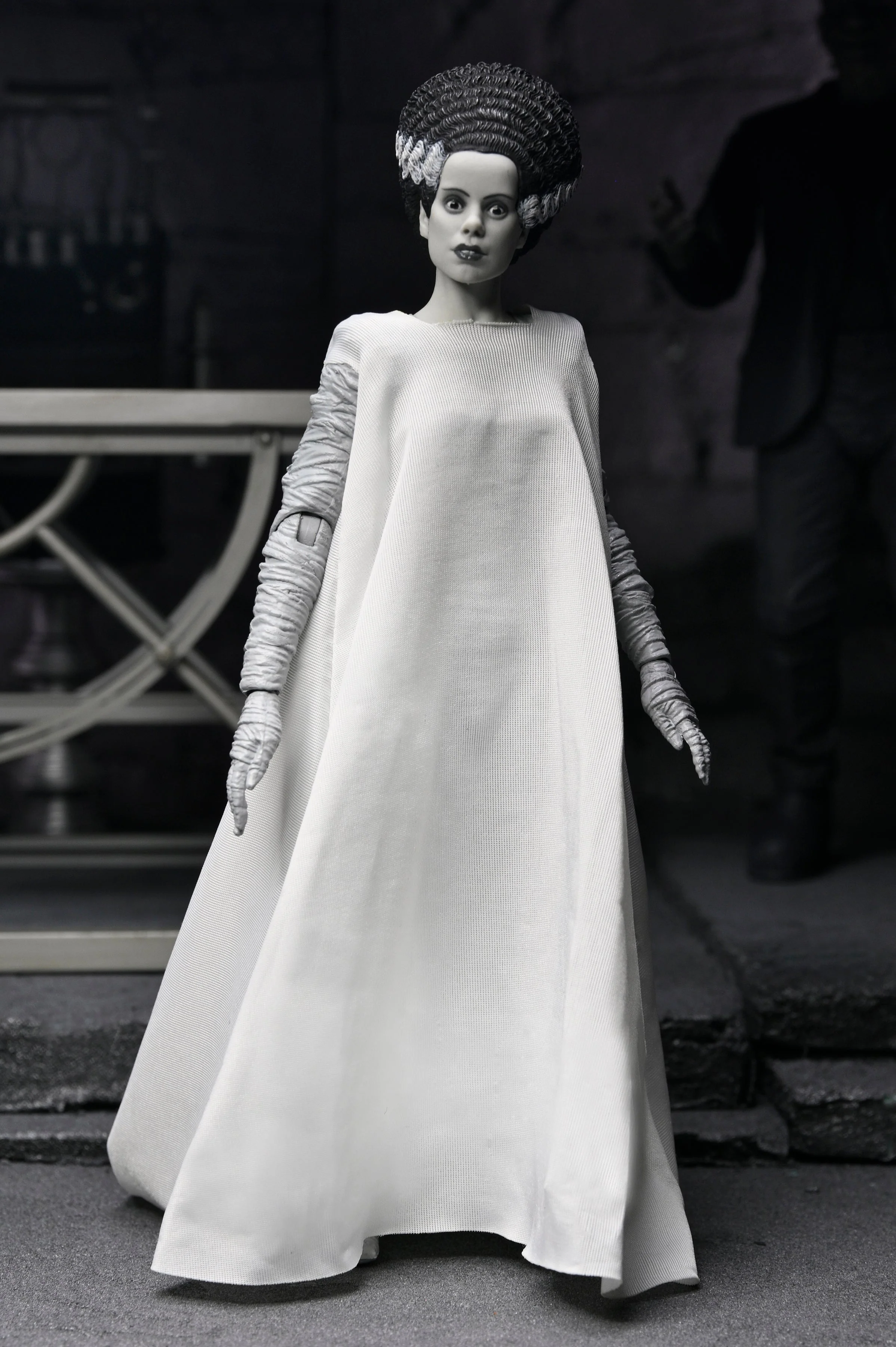 Universal Monsters - The Bride of Frankenstein 90th Anniversary The Monster and His Mate 7" Scale Action Figure 2-Pack (Black & White) - Image 2