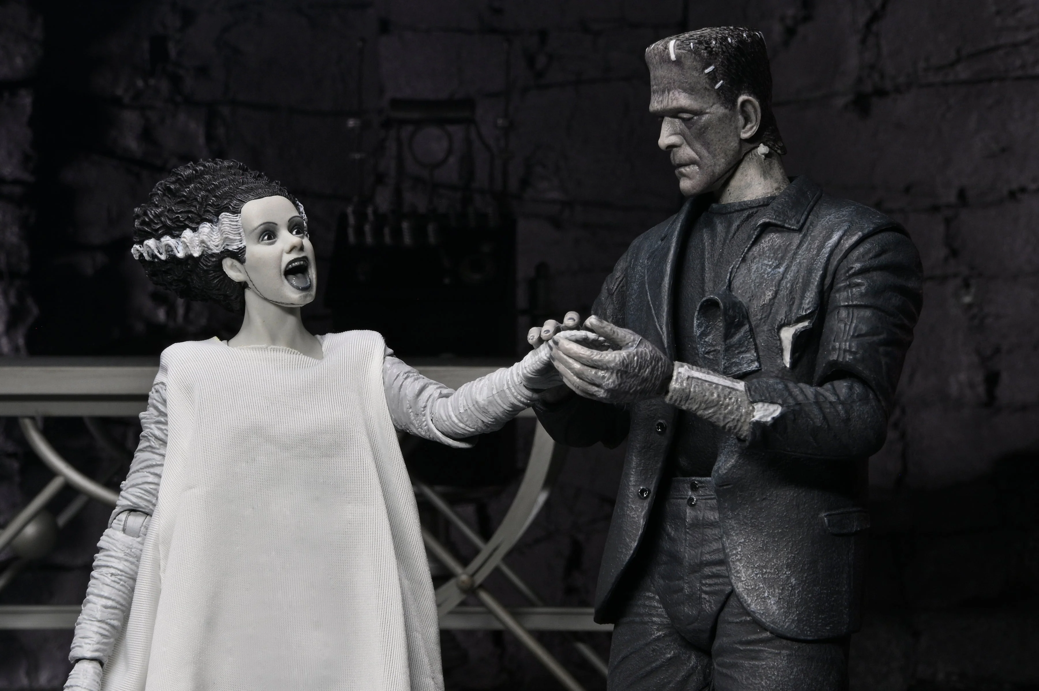 Universal Monsters - The Bride of Frankenstein 90th Anniversary The Monster and His Mate 7" Scale Action Figure 2-Pack (Black & White) - Image 7