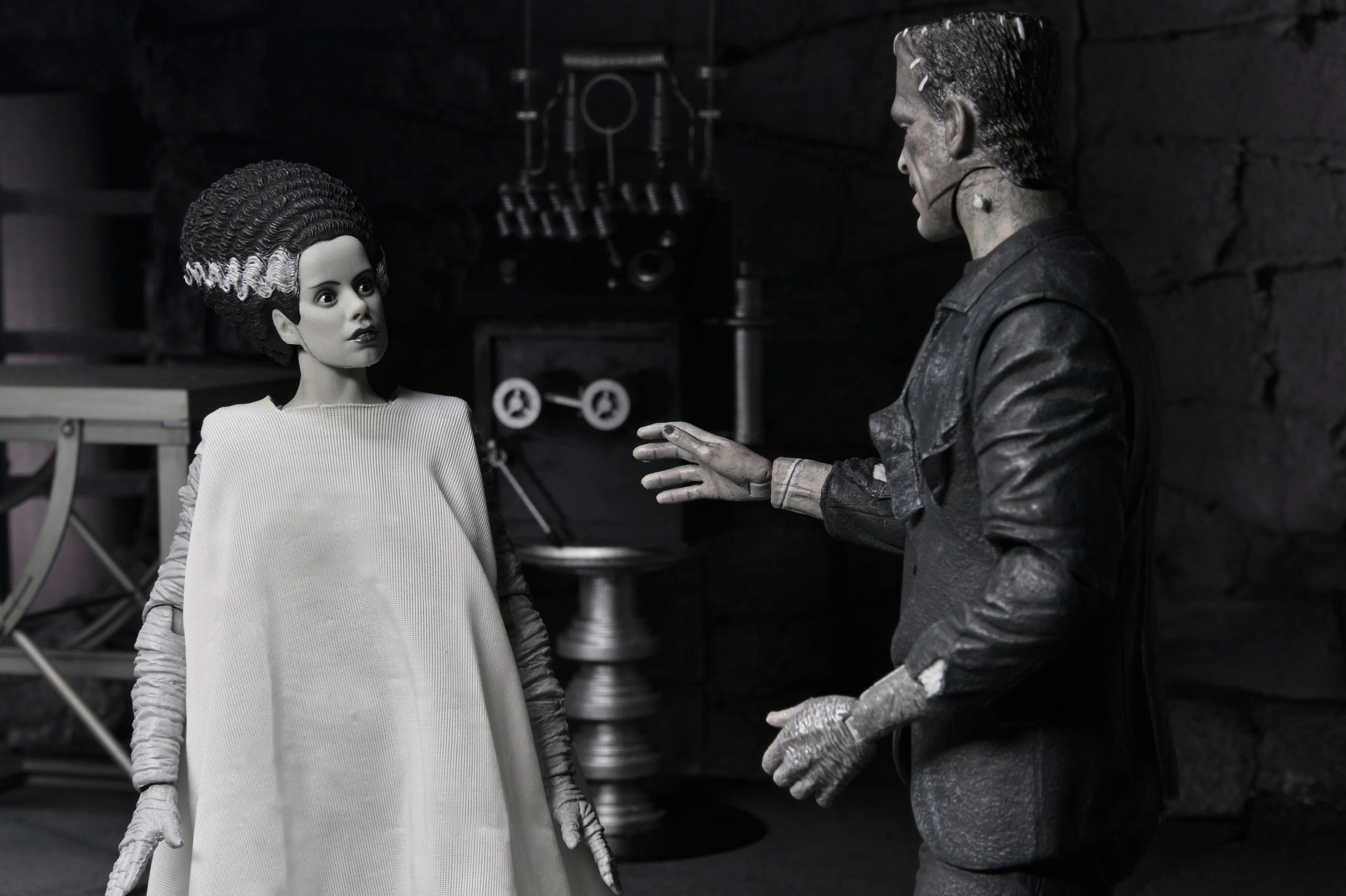 Universal Monsters - The Bride of Frankenstein 90th Anniversary The Monster and His Mate 7" Scale Action Figure 2-Pack (Black & White) - Image 8