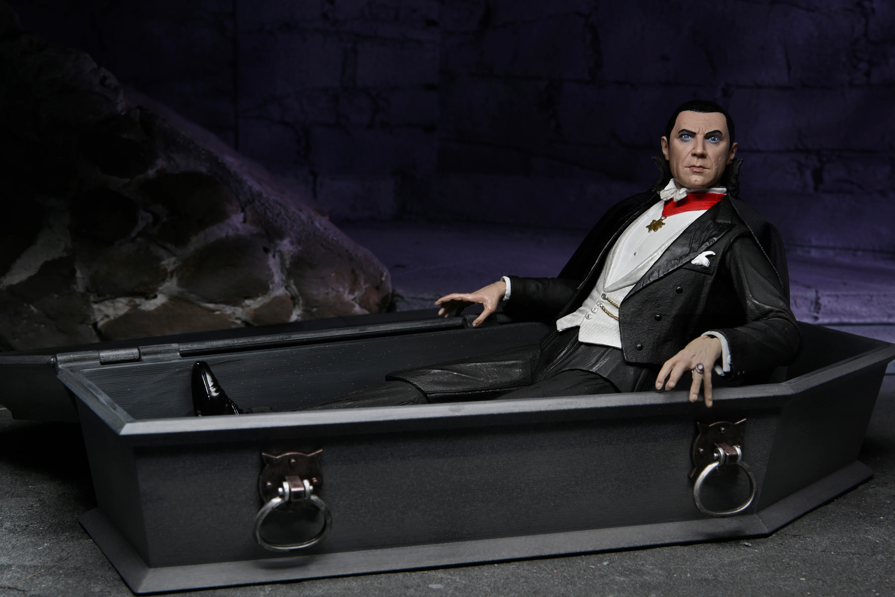 Universal Monsters - Ultimate Dracula (Transylvania) 7" Scale Action Figure - Image 9