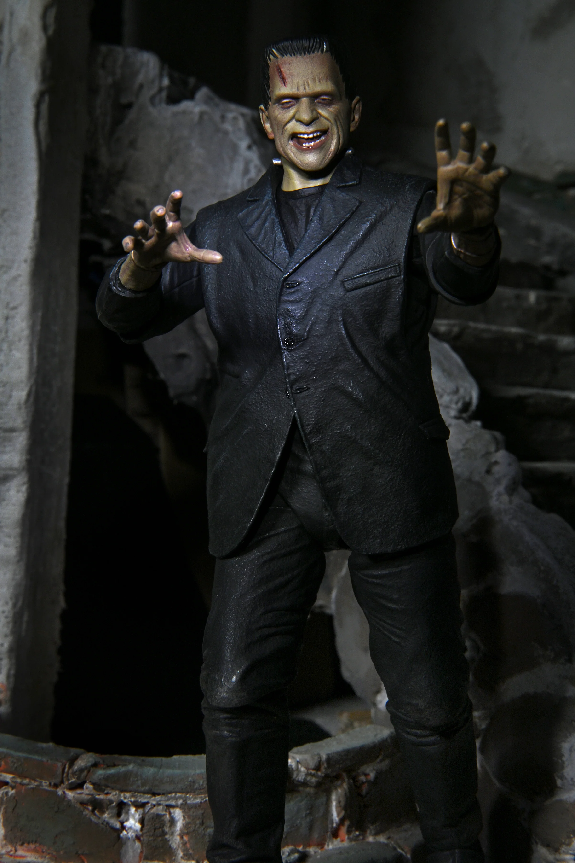 Universal Monsters - Ultimate Frankenstein's Monster & The Bride of Frankenstein 7” Scale Action Figures Bundle - Image 2