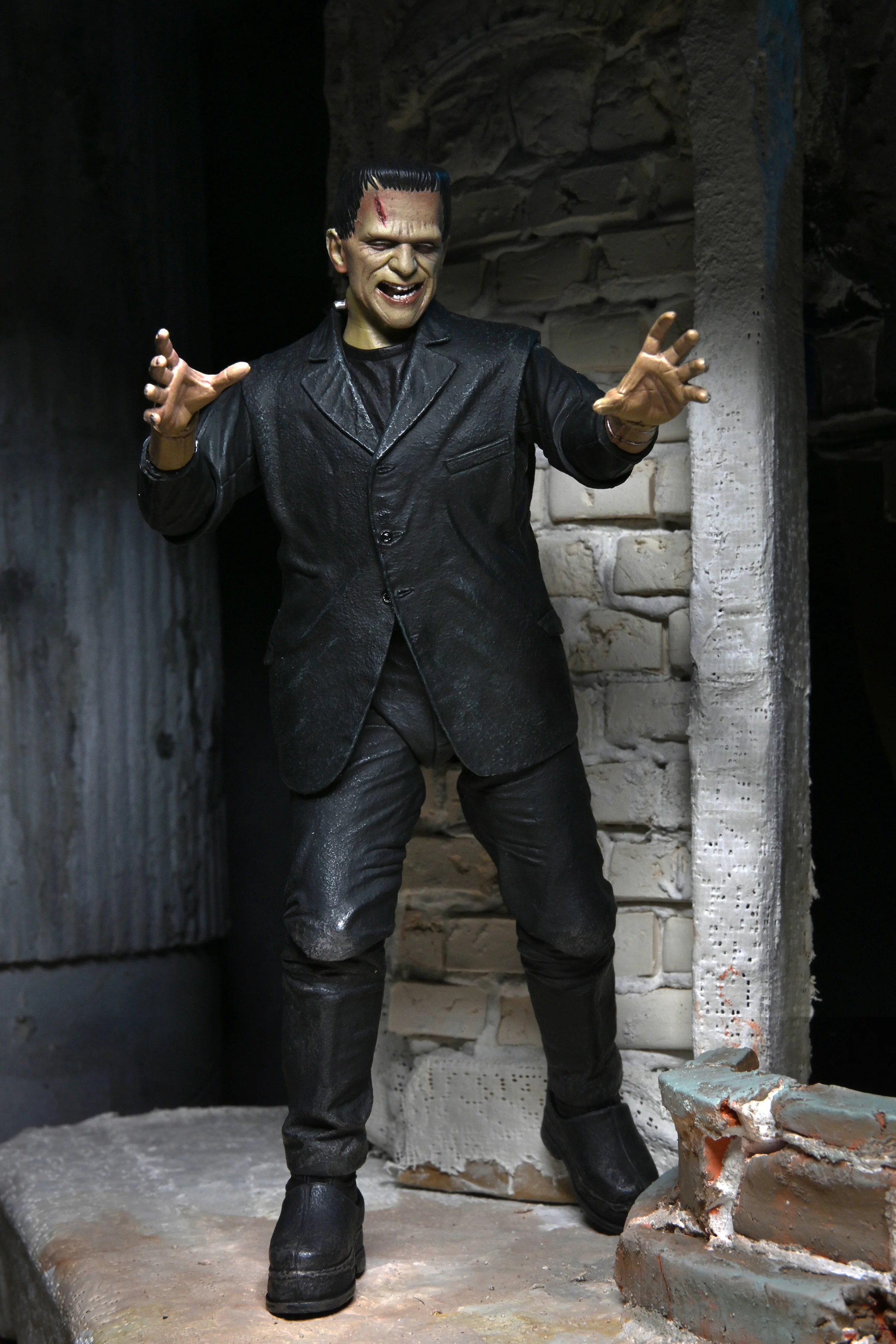Universal Monsters - Ultimate Frankenstein's Monster & The Bride of Frankenstein 7” Scale Action Figures Bundle - Image 11