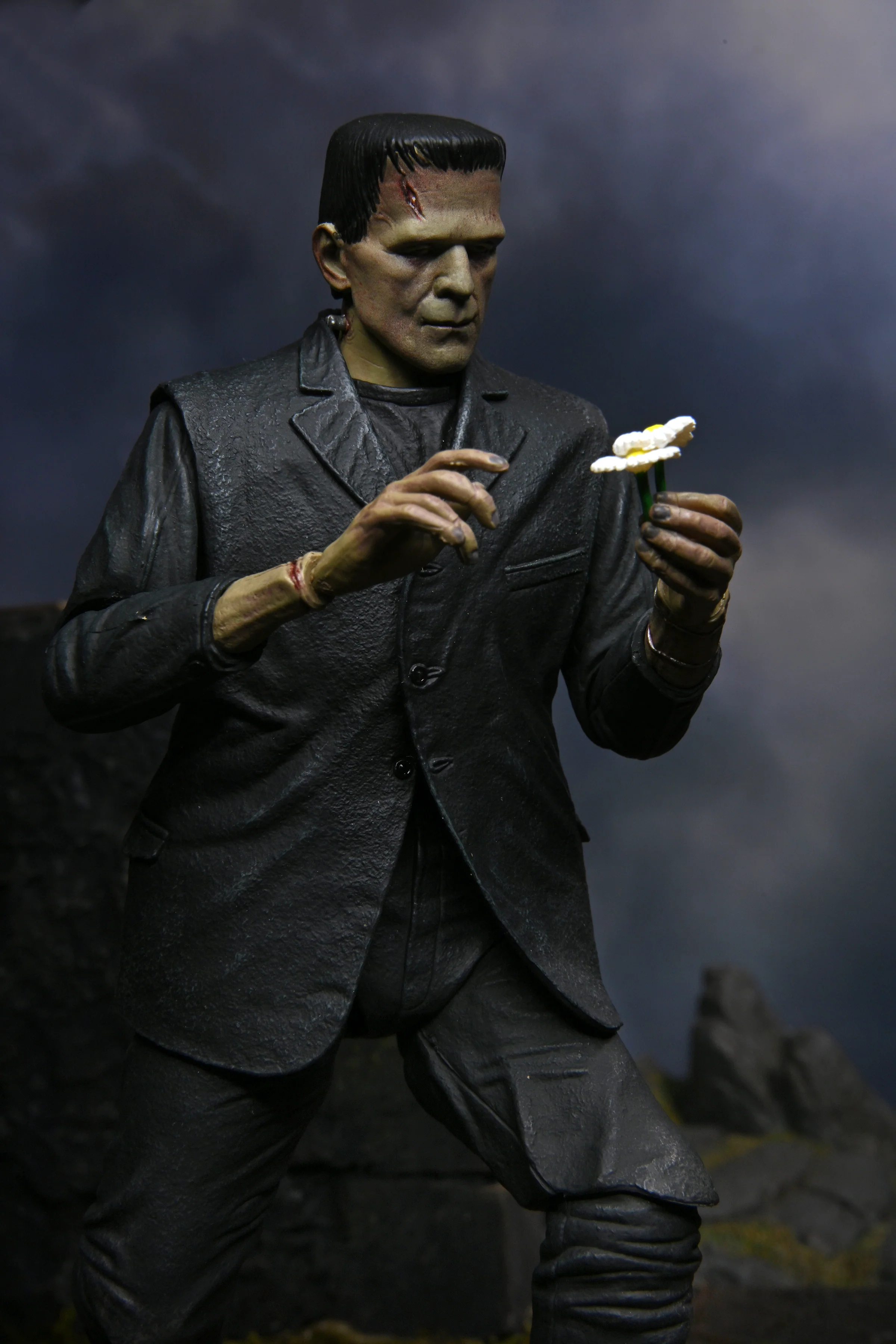 Universal Monsters - Ultimate Frankenstein's Monster & The Bride of Frankenstein 7” Scale Action Figures Bundle - Image 6