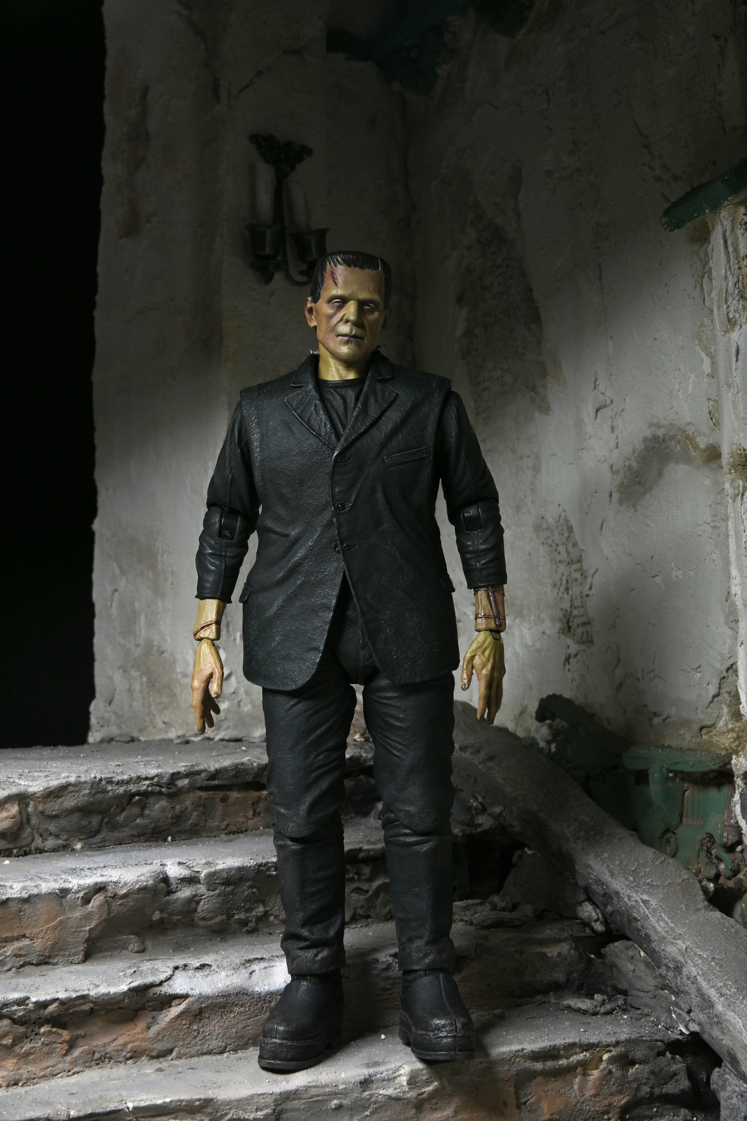 Universal Monsters - Ultimate Frankenstein's Monster 7” Scale Action Figure (Color) - Image 6
