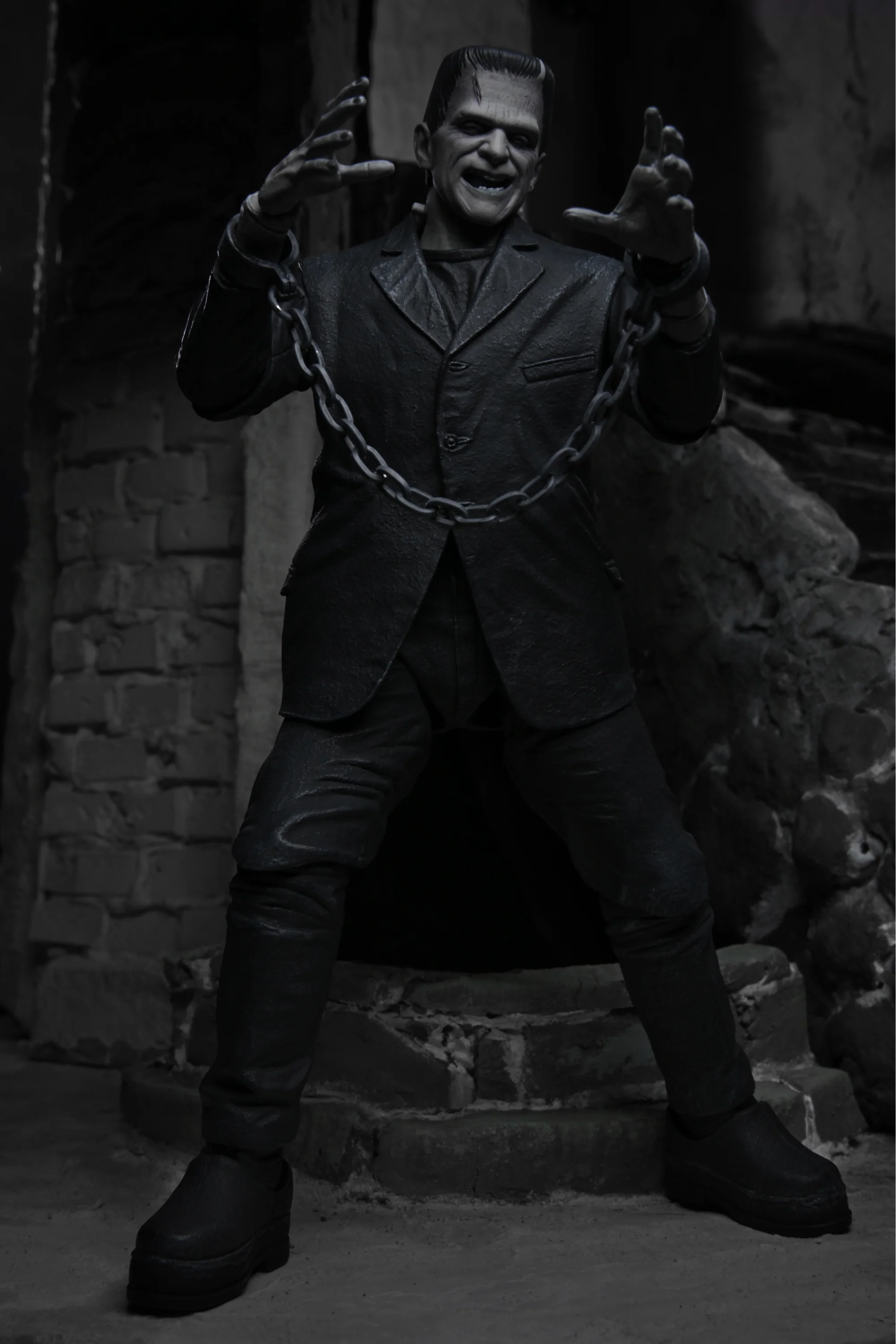 Universal Monsters - Ultimate Frankenstein's Monster (Black & White) 7" Scale Action Figure - Image 10