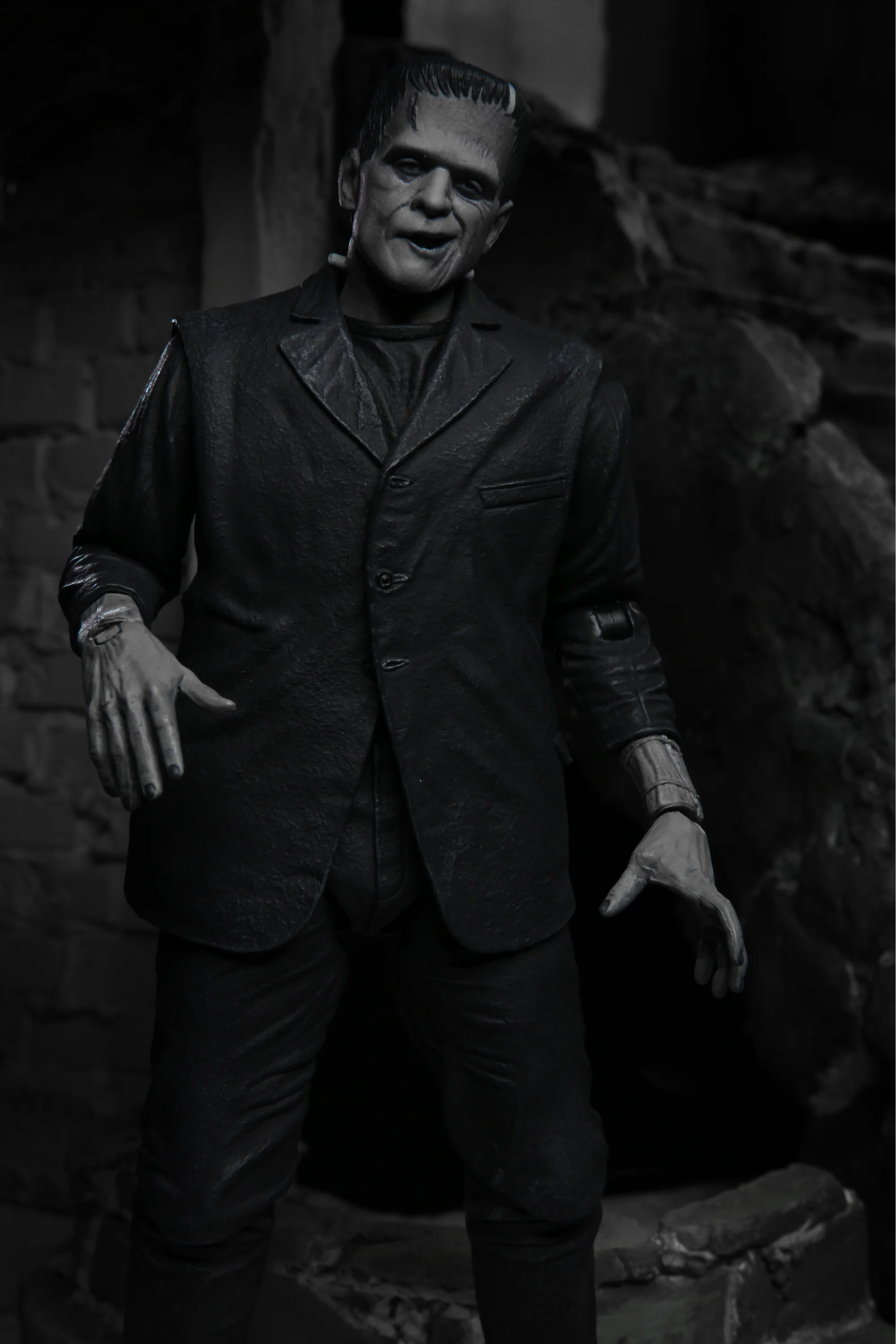 Universal Monsters - Ultimate Frankenstein's Monster (Black & White) 7" Scale Action Figure - Image 13