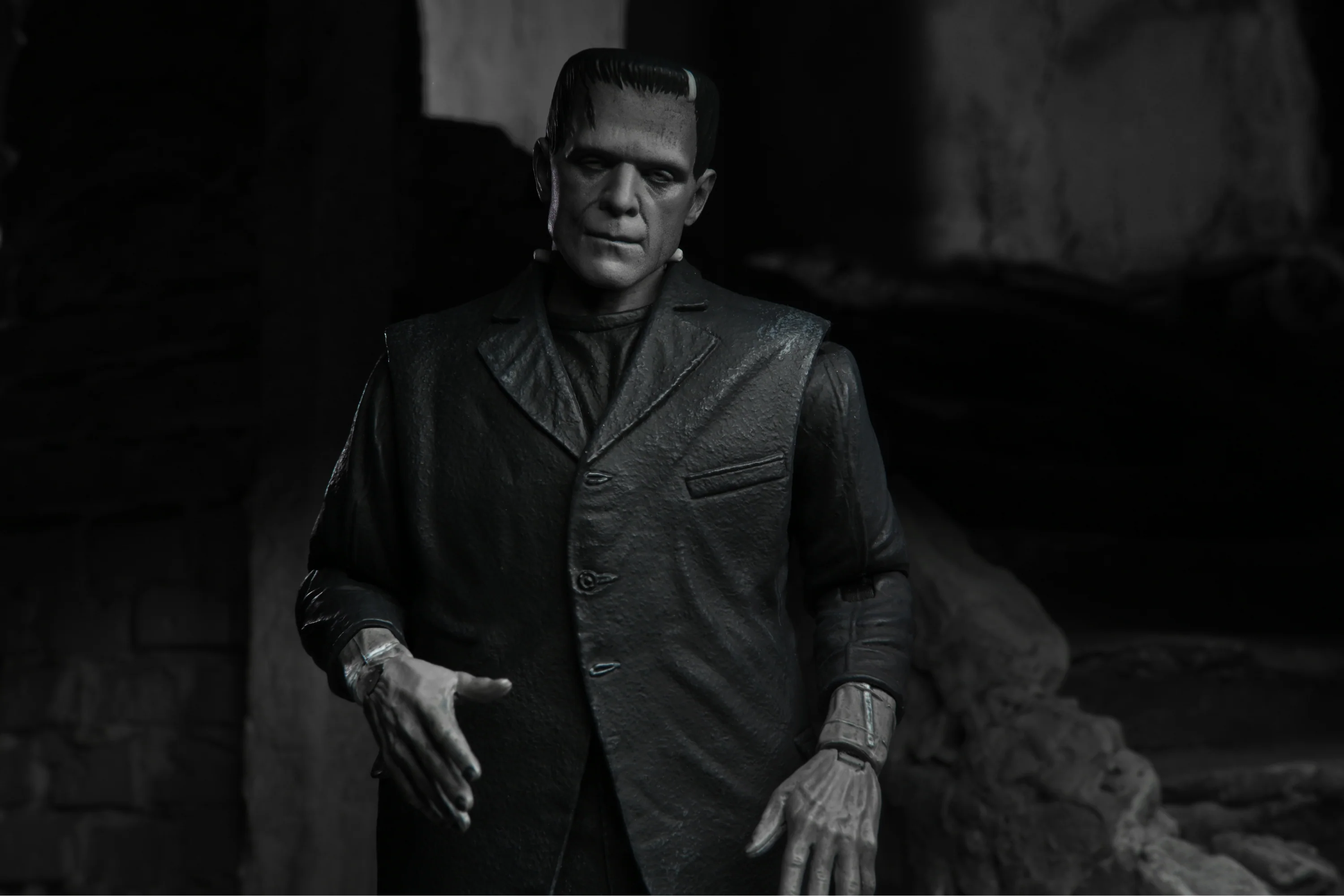 Universal Monsters - Ultimate Frankenstein's Monster (Black & White) 7" Scale Action Figure - Image 9