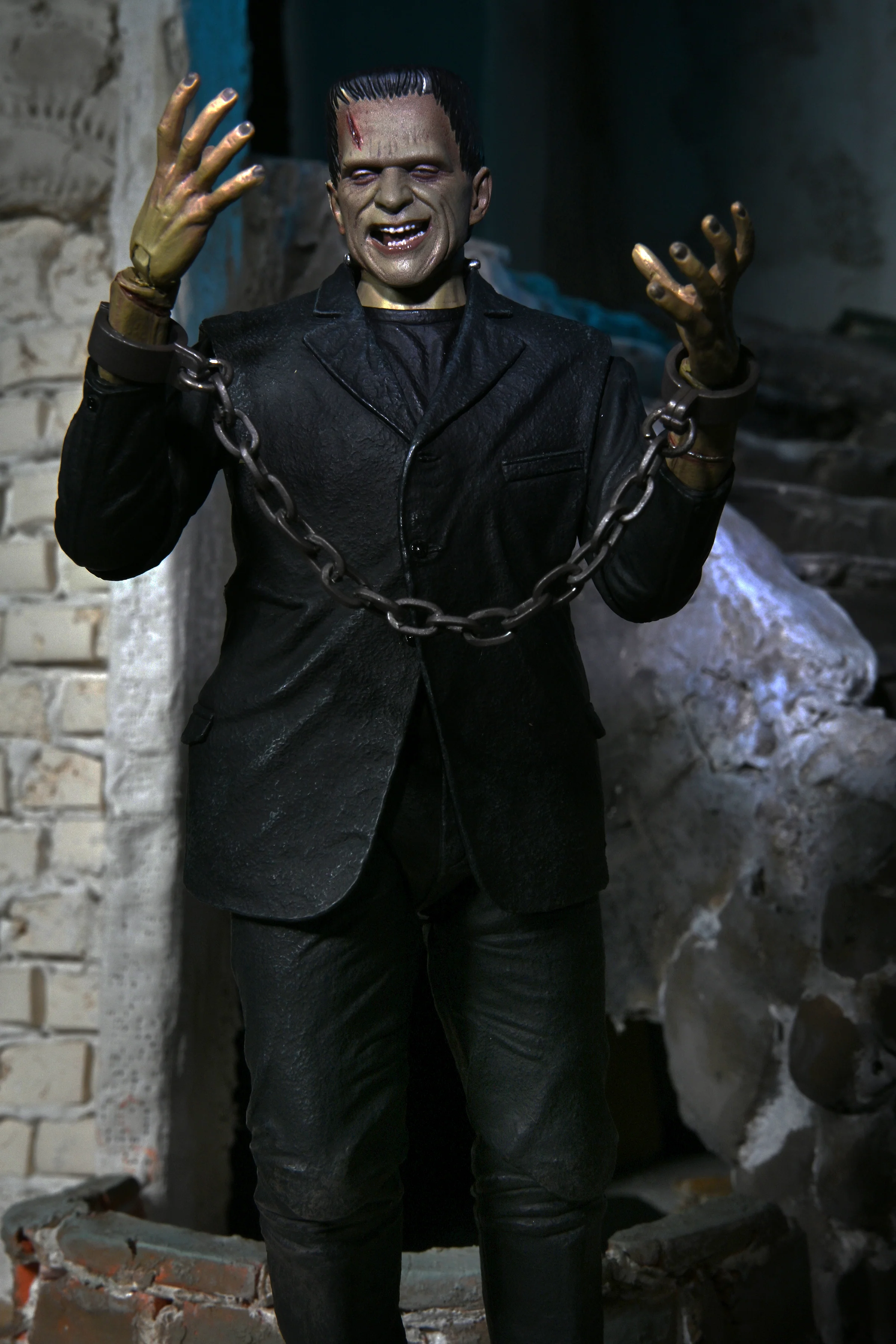 Universal Monsters - Ultimate Frankenstein's Monster & The Bride of Frankenstein 7” Scale Action Figures Bundle - Image 4