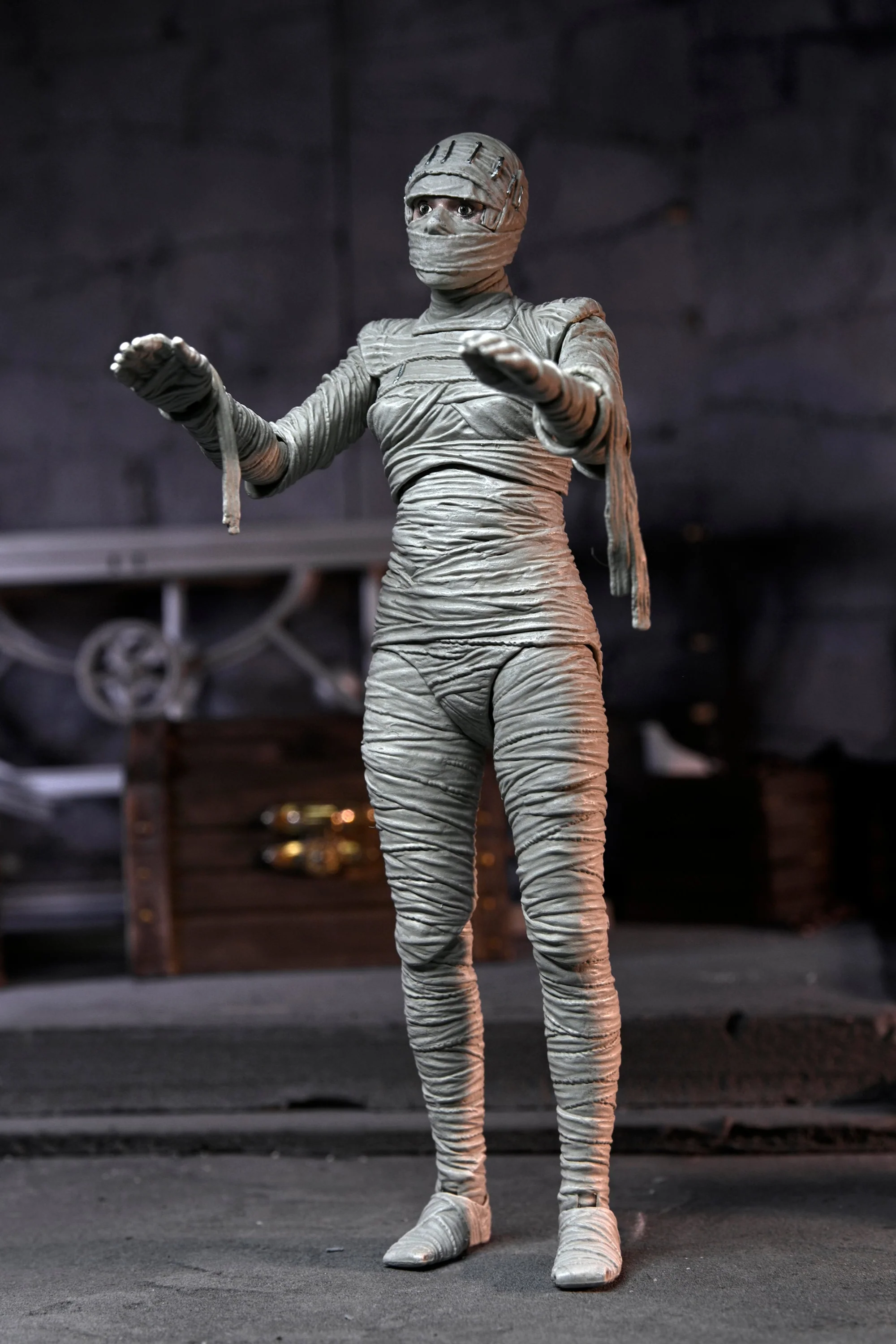 Universal Monsters - Ultimate Frankenstein's Monster & The Bride of Frankenstein 7” Scale Action Figures Bundle - Image 8