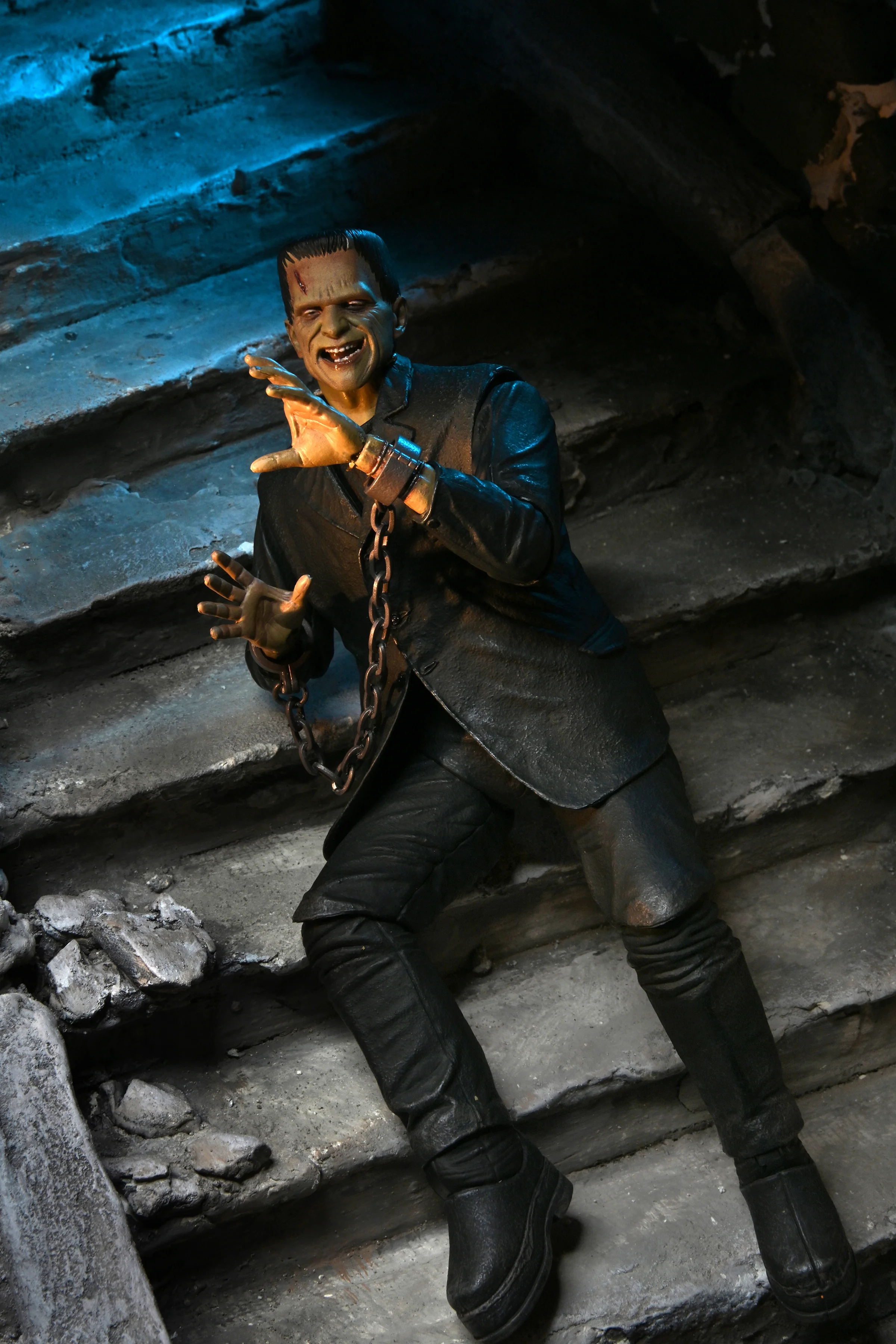 Universal Monsters - Ultimate Frankenstein's Monster & The Bride of Frankenstein 7” Scale Action Figures Bundle - Image 9