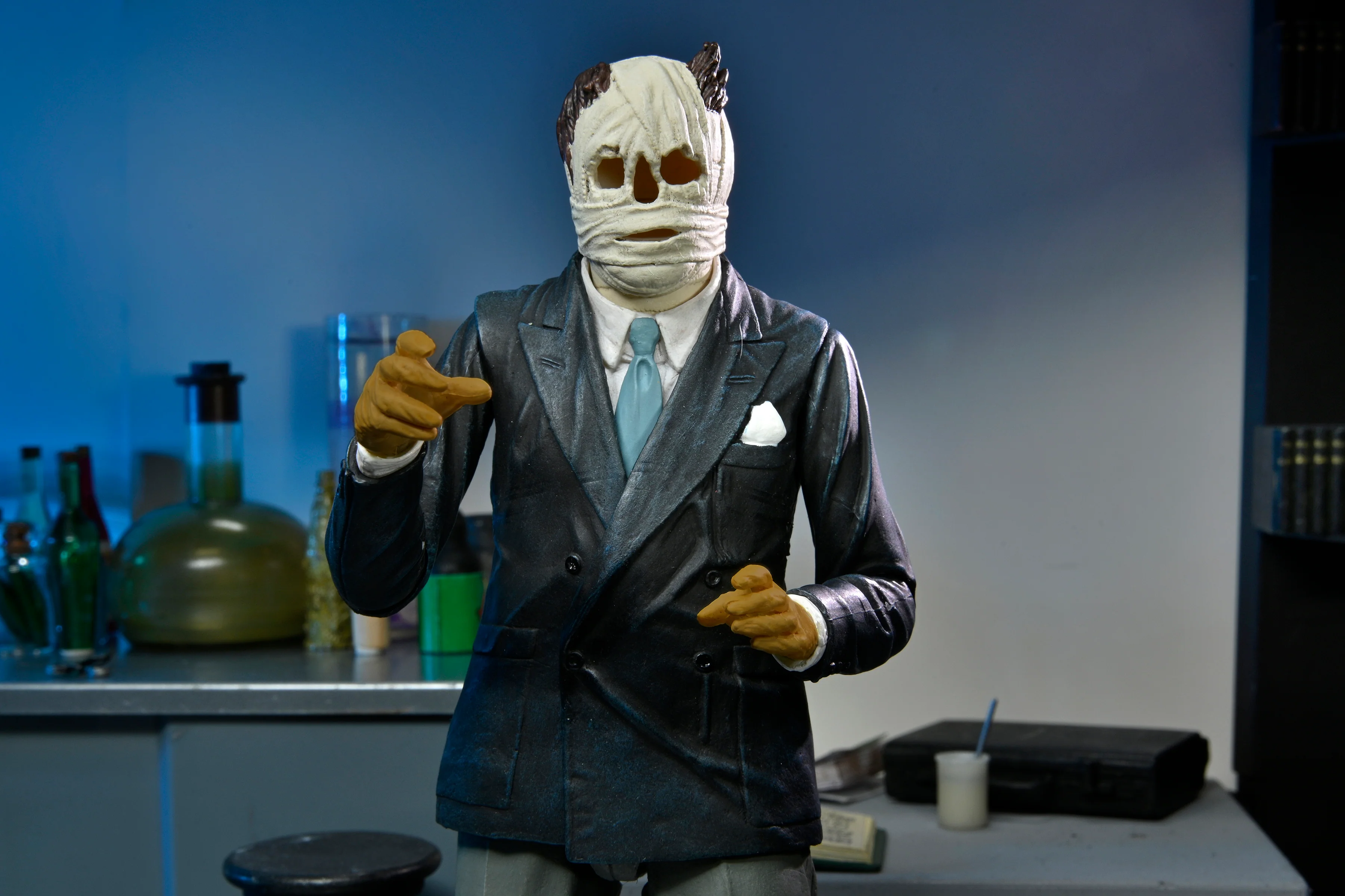 Universal Monsters - Ultimate Invisible Man 7" Scale Action Figure - Image 11
