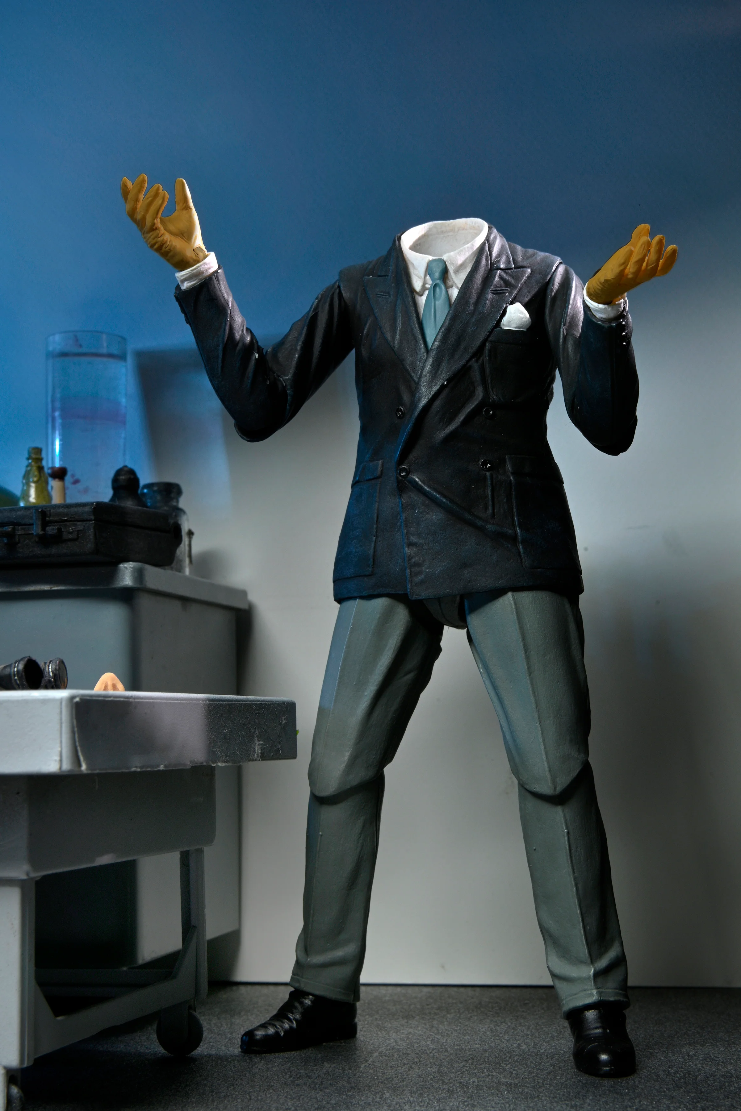 Universal Monsters - Ultimate Invisible Man 7" Scale Action Figure - Image 12