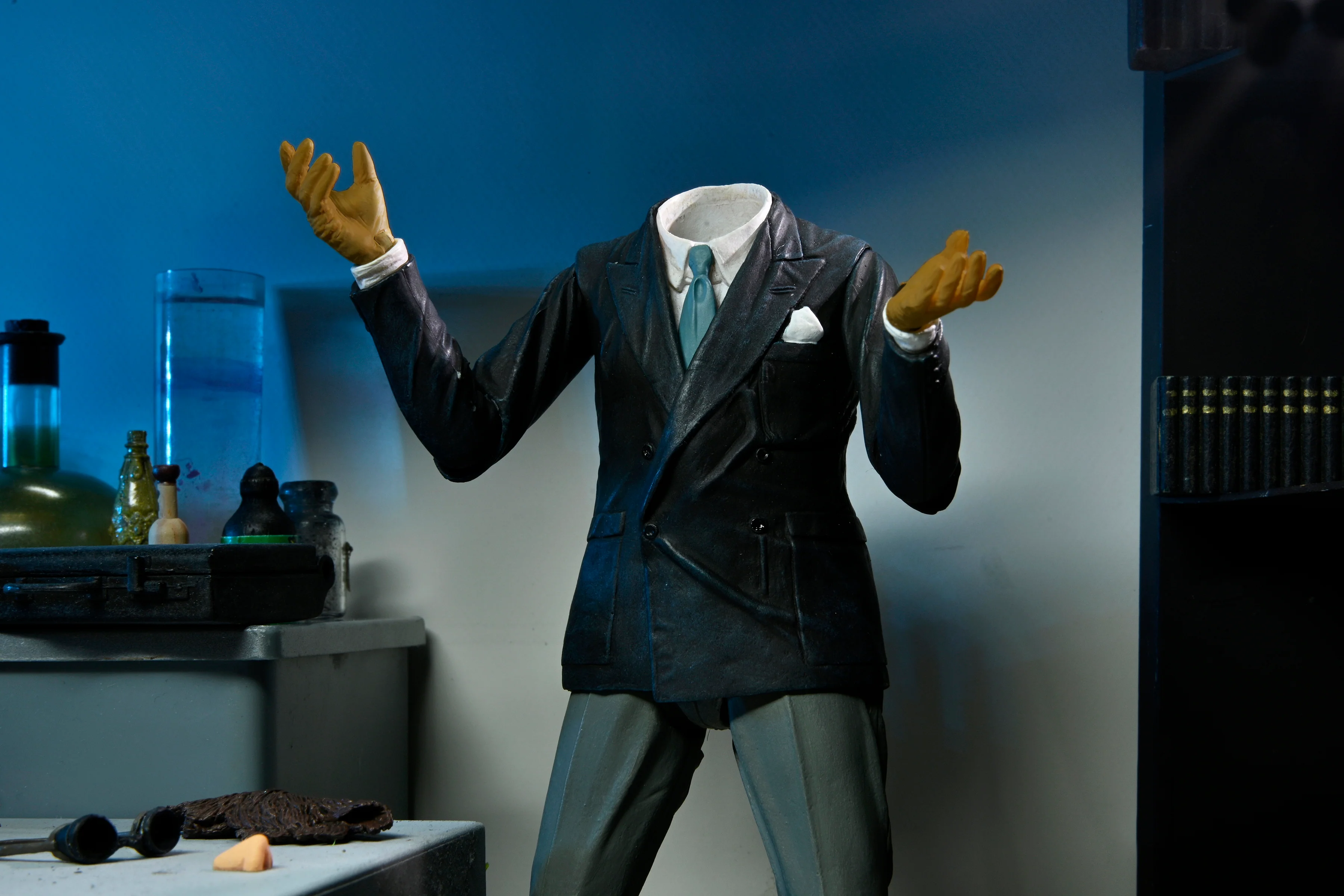 Universal Monsters - Ultimate Invisible Man 7" Scale Action Figure - Image 13