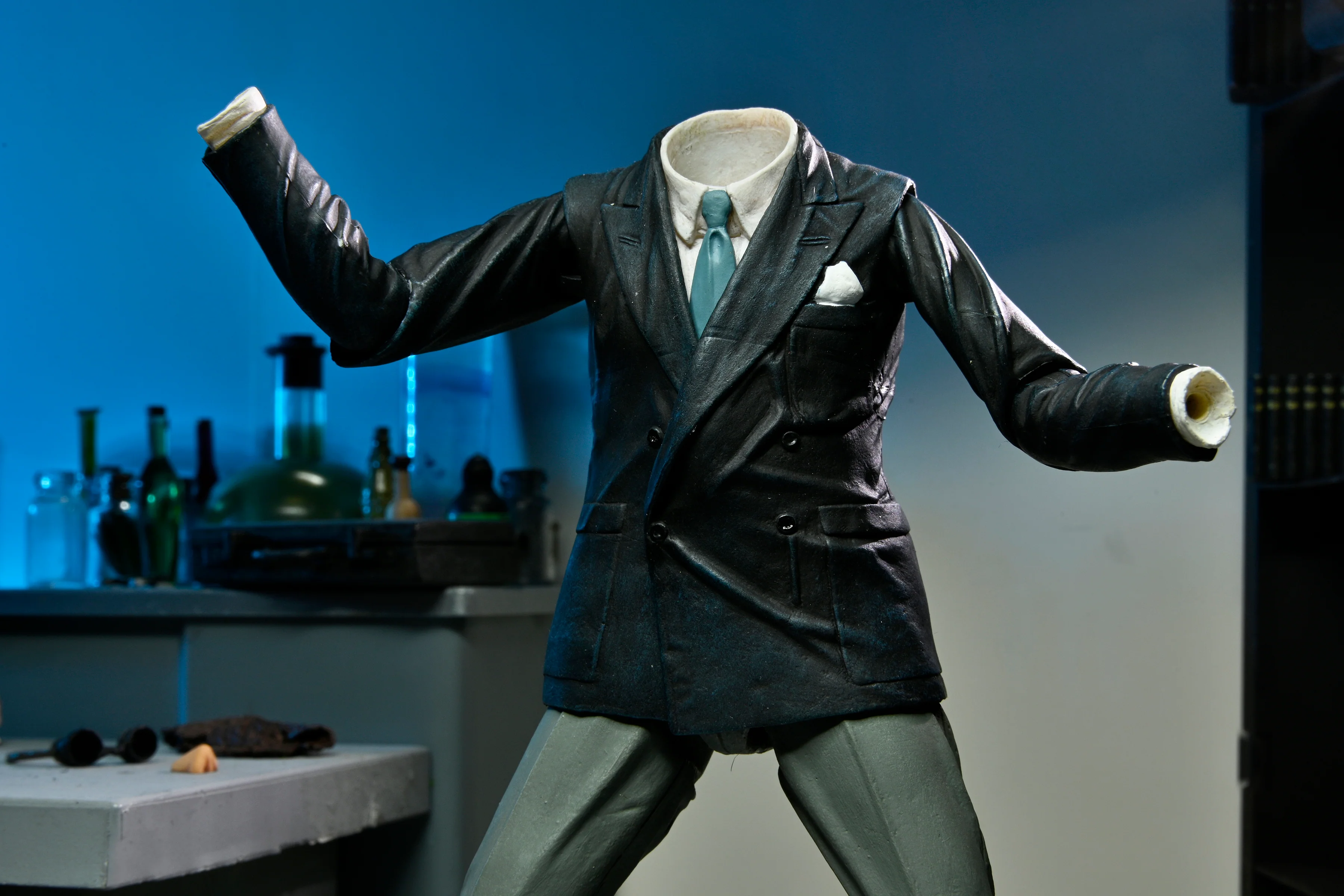 Universal Monsters - Ultimate Invisible Man 7" Scale Action Figure - Image 14