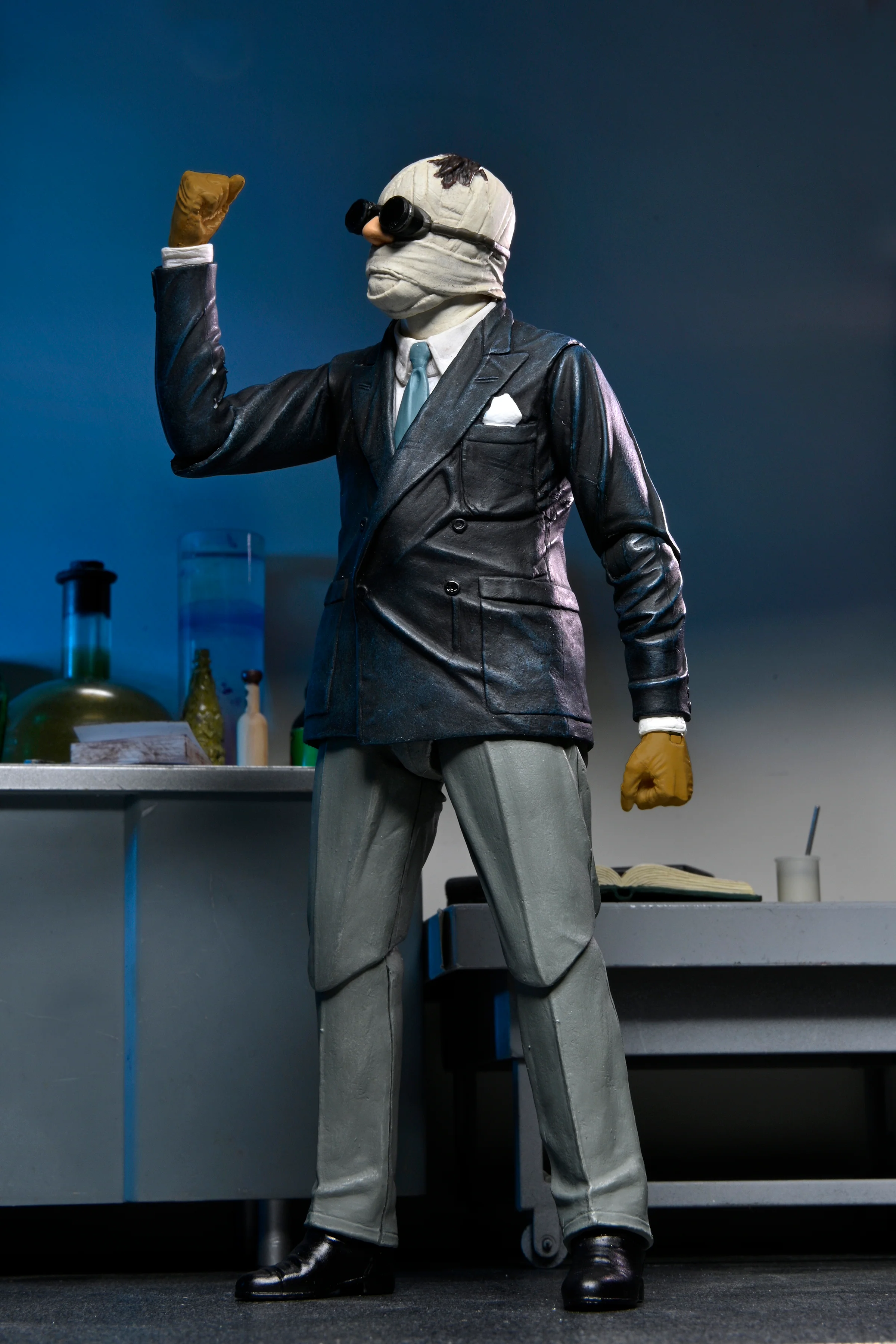 Universal Monsters - Ultimate Invisible Man 7" Scale Action Figure - Image 2