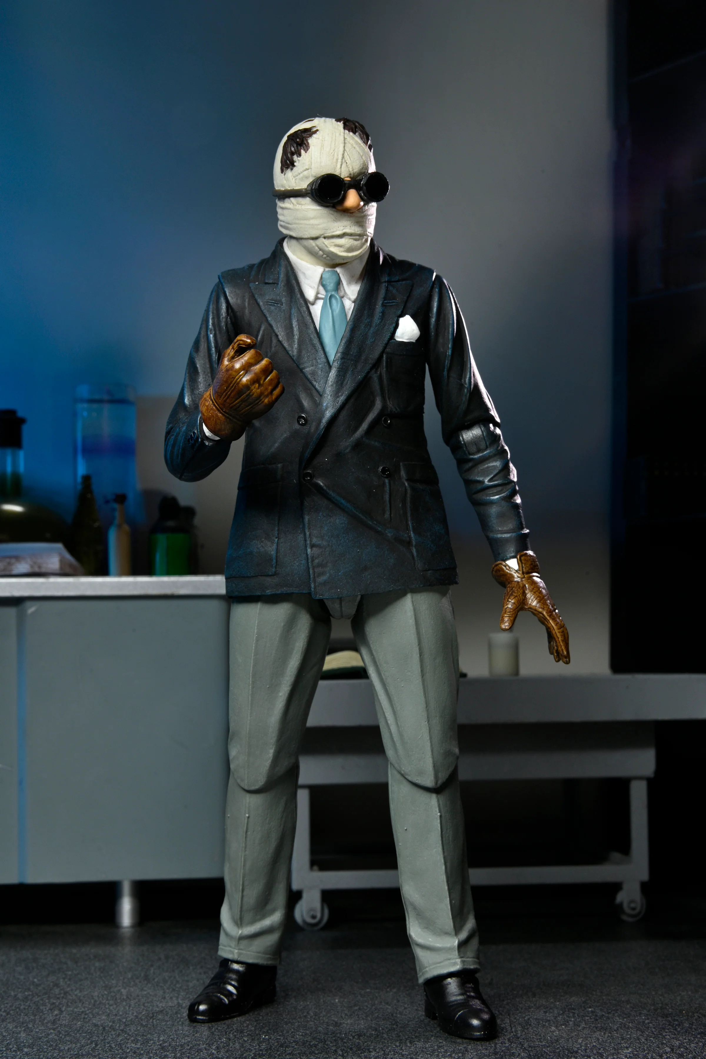 Universal Monsters - Ultimate Invisible Man 7" Scale Action Figure - Image 3