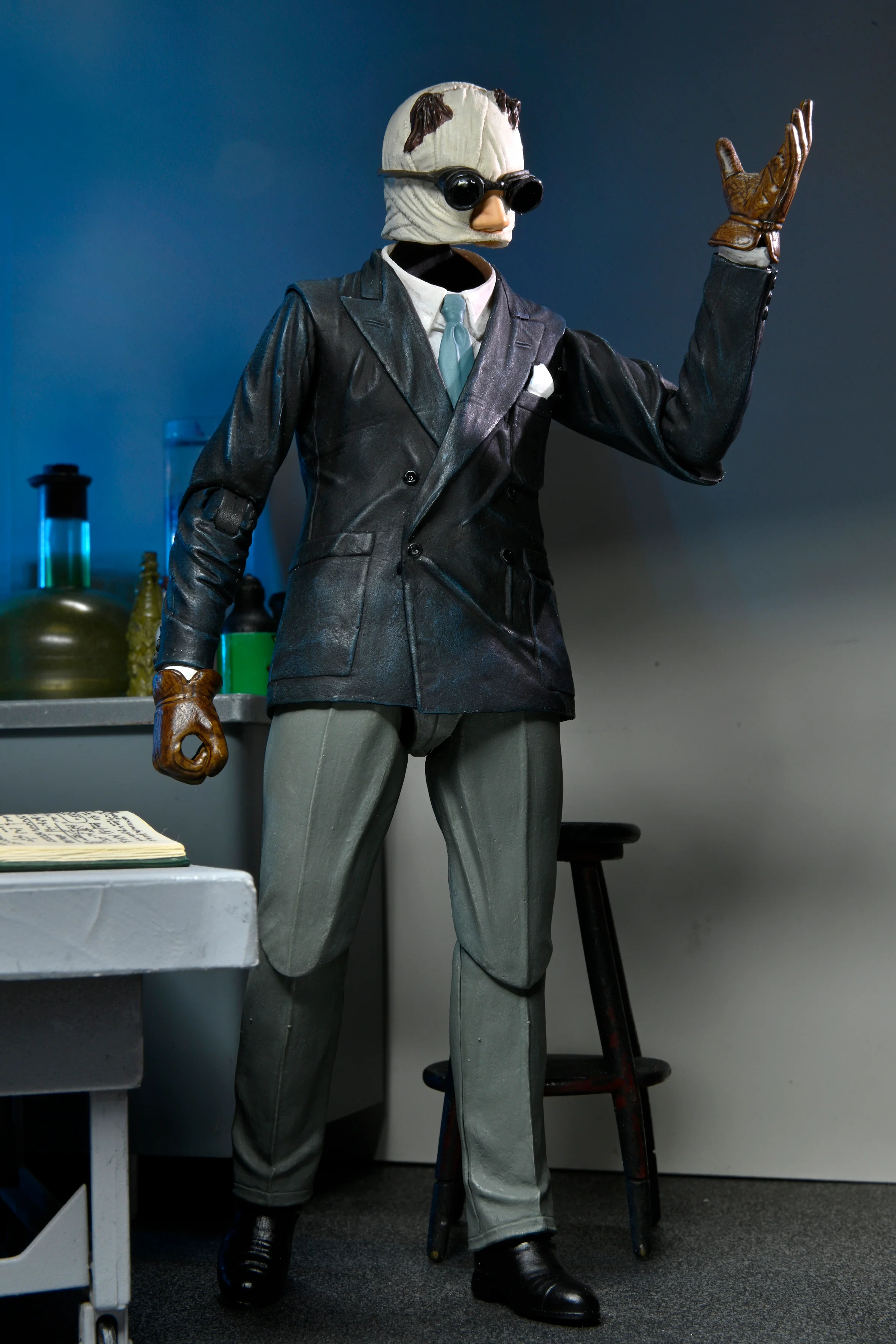 Universal Monsters - Ultimate Invisible Man 7" Scale Action Figure - Image 5