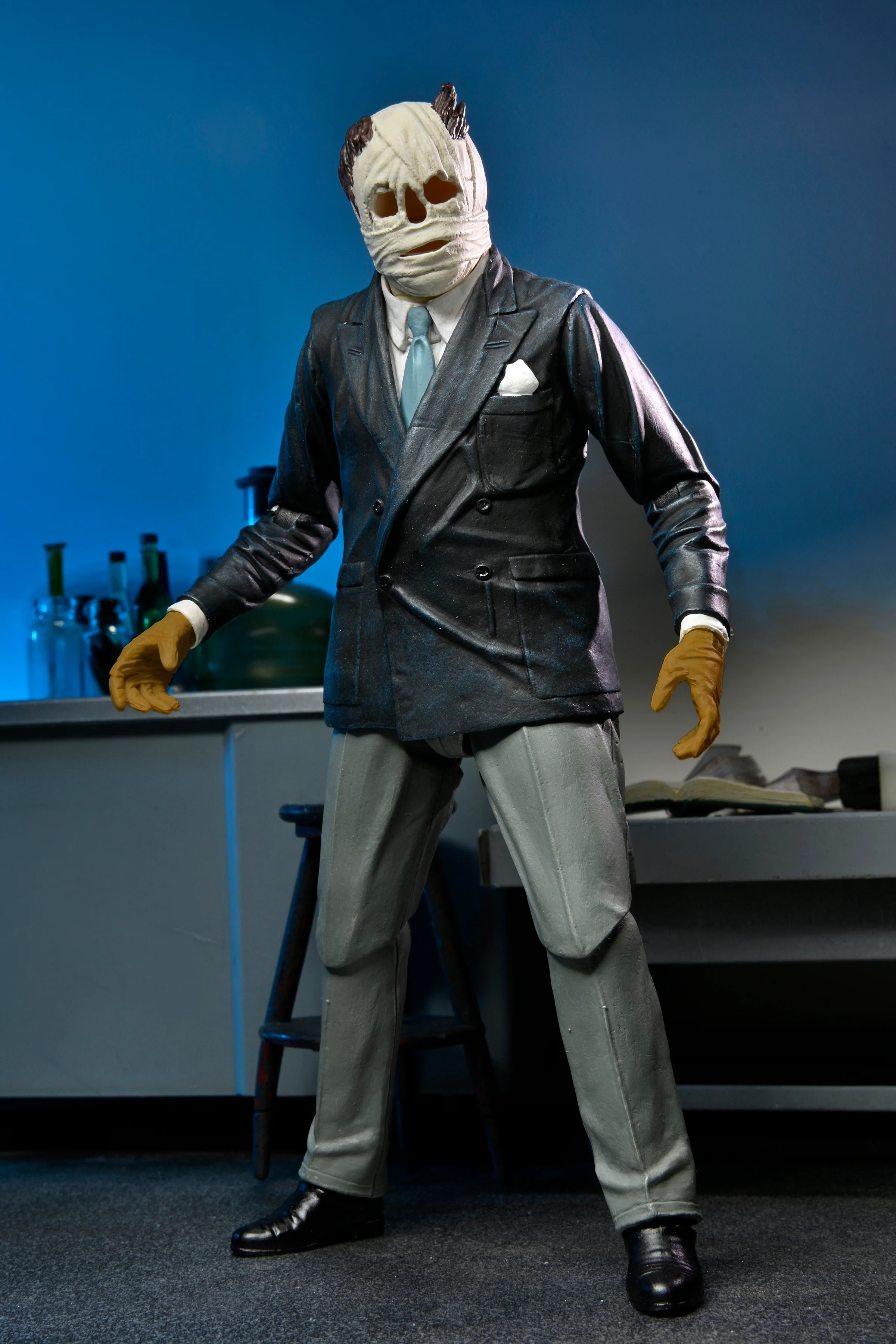 Universal Monsters - Ultimate Invisible Man 7" Scale Action Figure - Image 8