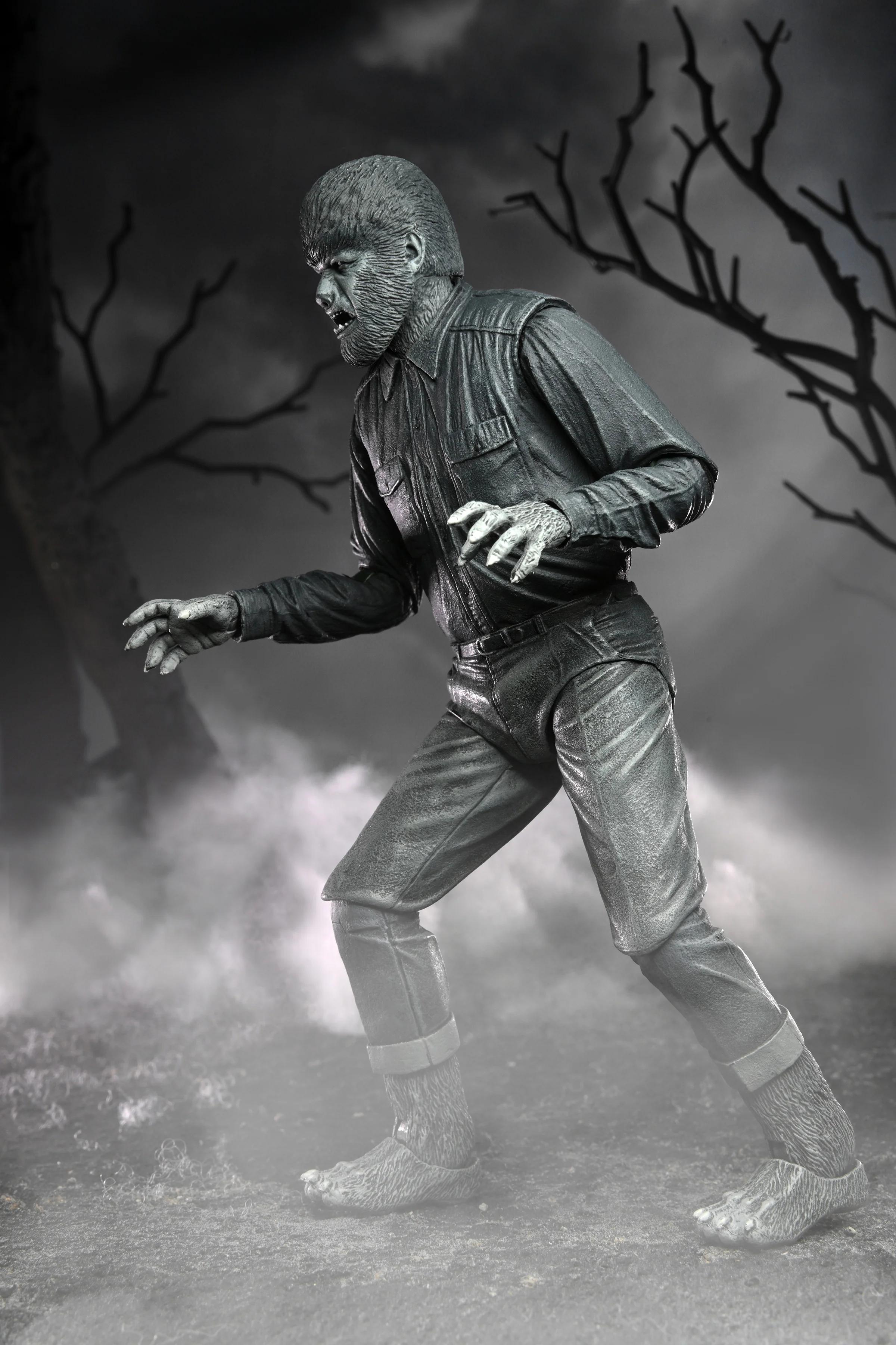 Universal Monsters - Ultimate Wolf Man (Black & White) 7" Scale Action Figure - Image 15
